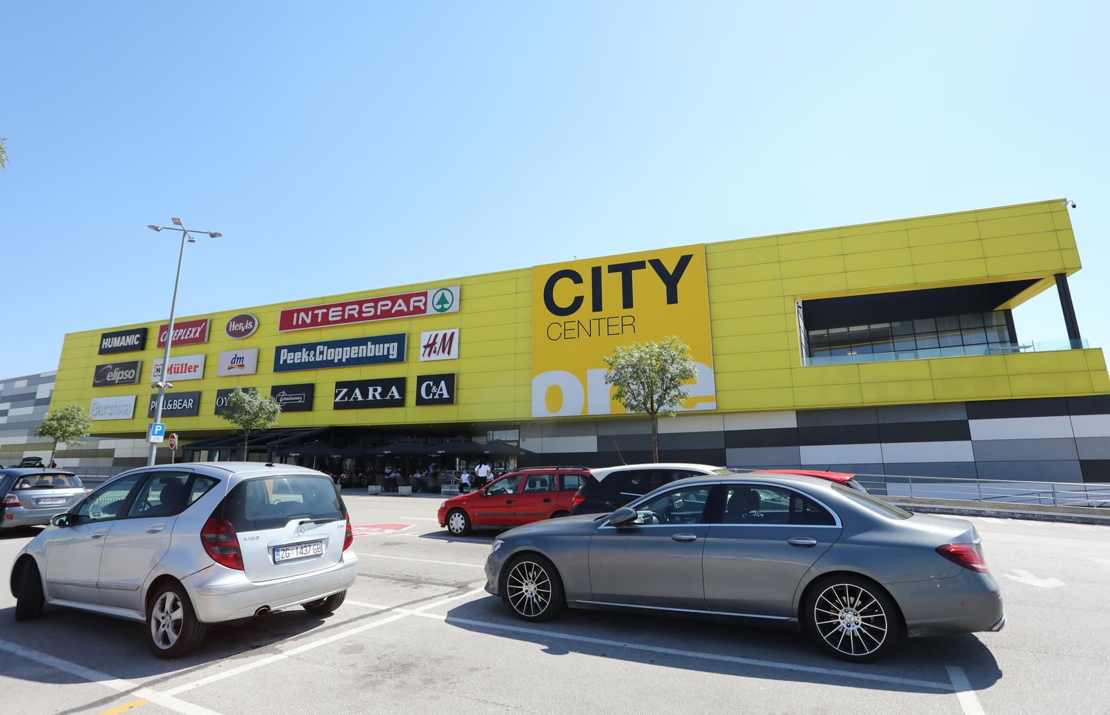12.06.2022.,Zagreb - U nedjelju su u Zagrebu zaprimljene tri dojave o bombama diljem grada.Evakuirani su City Centar One East na Zitnjaku i Garden Mall u Dubravi. Posjetitelji i kupci su odmah evakuirani. Photo: Emica Elvedji/PIXSELL