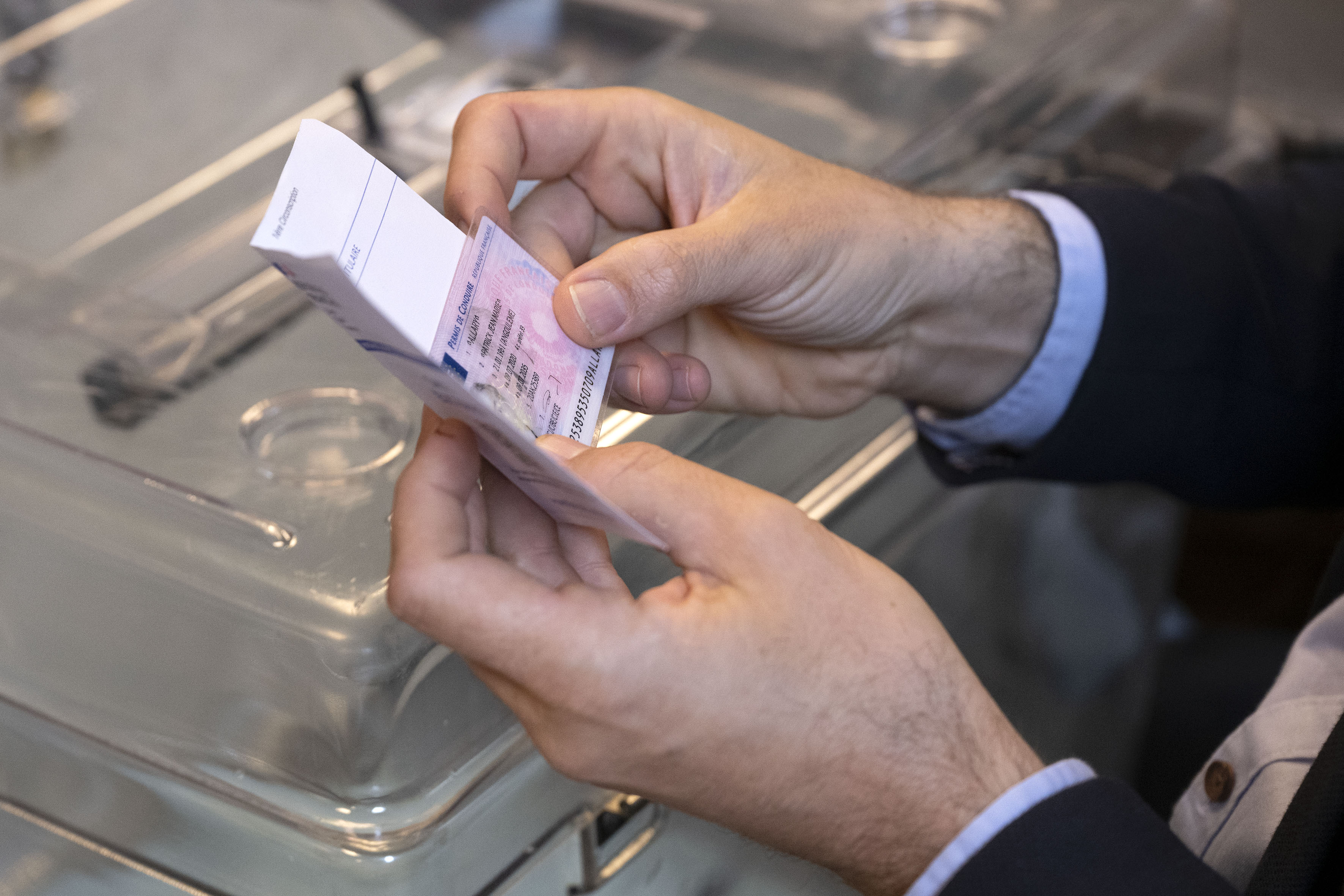 francuska izbori epa09906429 A man holds an electoral card in the second round of the French presidential elections, at a polling station in Bordeaux, France, 24 April 2022.  EPA-EFE/CAROLINE BLUMBERG