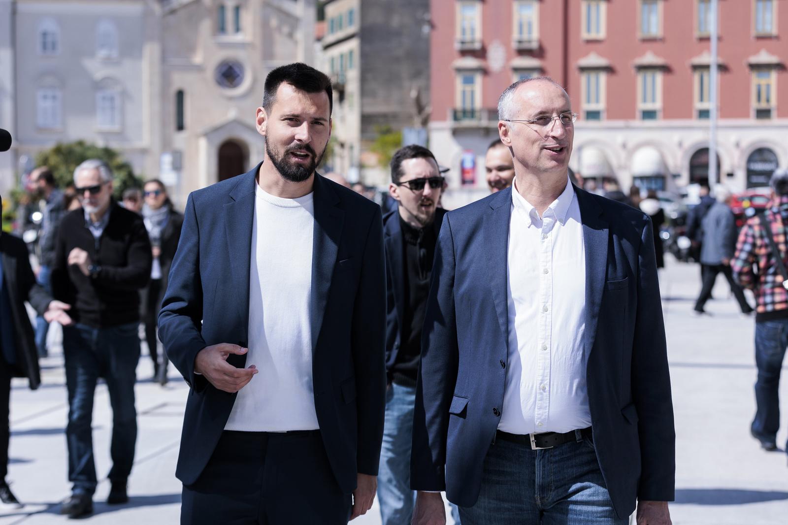 02.04.2022., Split - Ivica Puljak i Bojan Ivosevic u razgovoru s gradanima na Rivi. Photo: Miroslav Lelas/PIXSELL