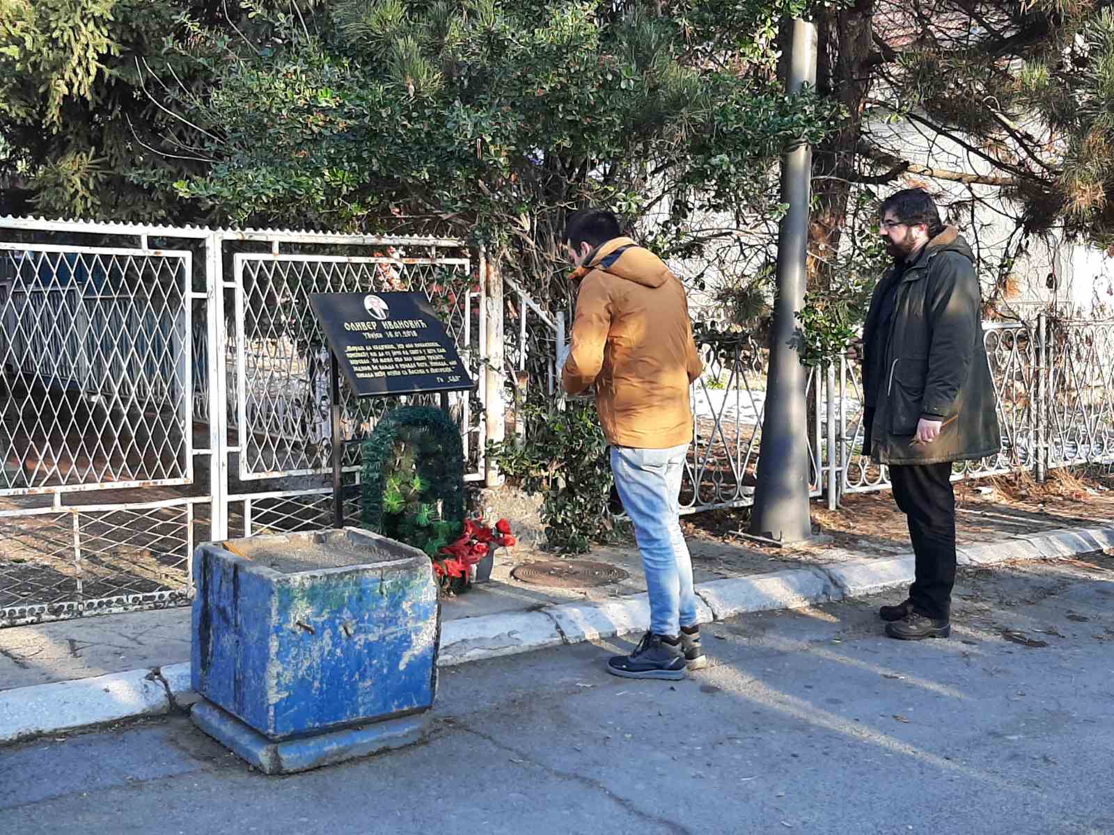 Kosovska Mitrovica, mesto ubistva Olivera Ivanovića, pomen, Ne davimo Beograd, Dobrica Veselinović i Radomir Lazović Foto: Ne davimo Beograd