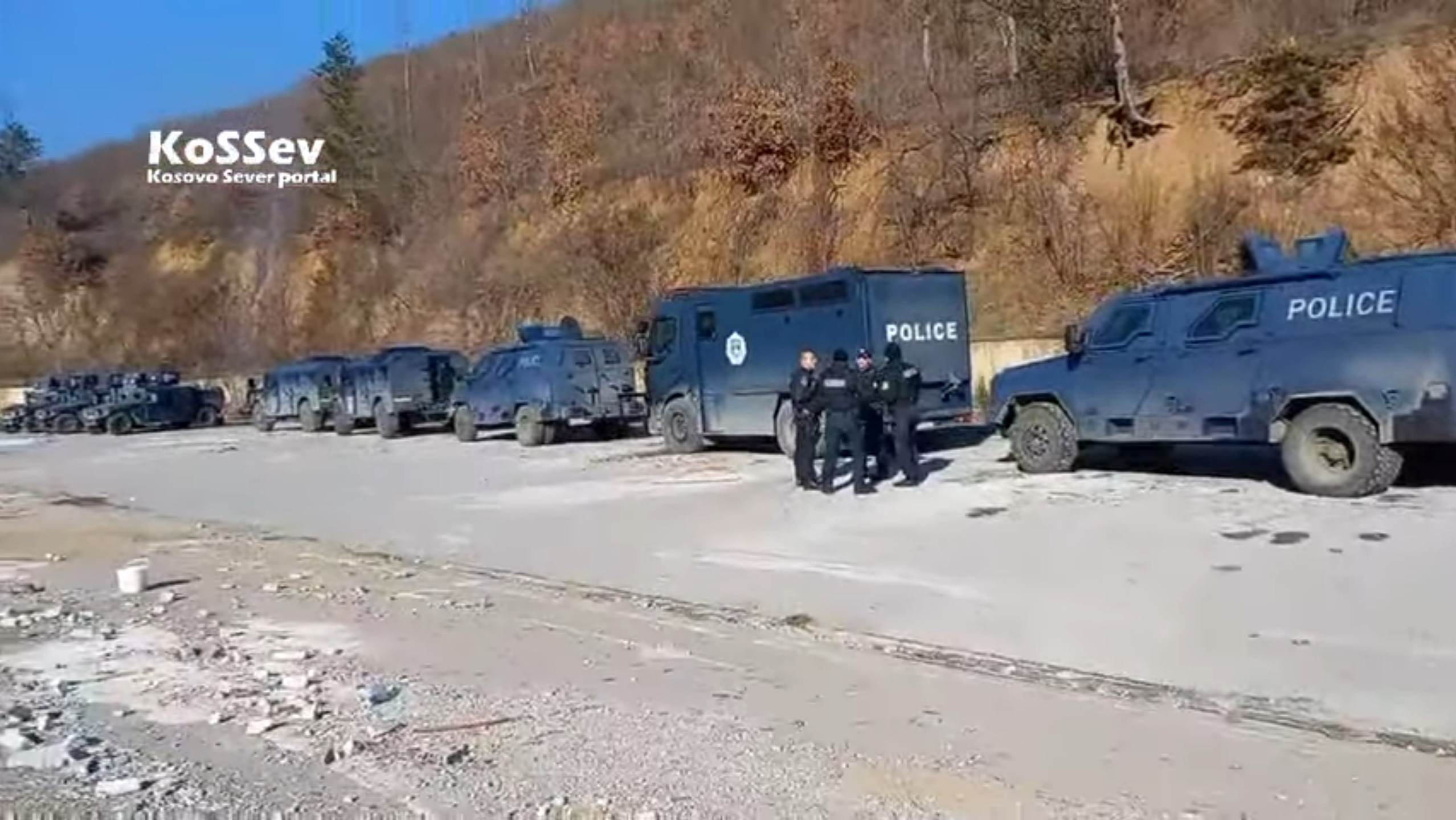 U severnom delu Kosovske Mitrovice kod Dudinog krša nalazi se deset oklopnih vozila Specijalnih jedinica Kosovske policije. Kosovska policija Foto: Printscreen/kossev.info