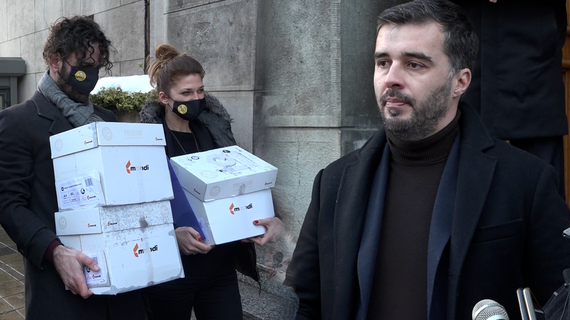 Sava Manojlović ispred pokreta Kreni-Promeni povodom peticije "Rio Tinto marš sa Drine", ispred Vlade Srbije