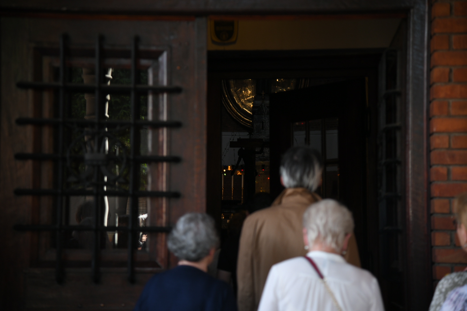 Beograd 20.05.2022. Ulazak vernika u crkvu. Crkva Svetog Ante, služba, opelo, za Mateja Periša, ispred crkve Svetog Ante Foto: Nemanja Jovanović/Nova.rs