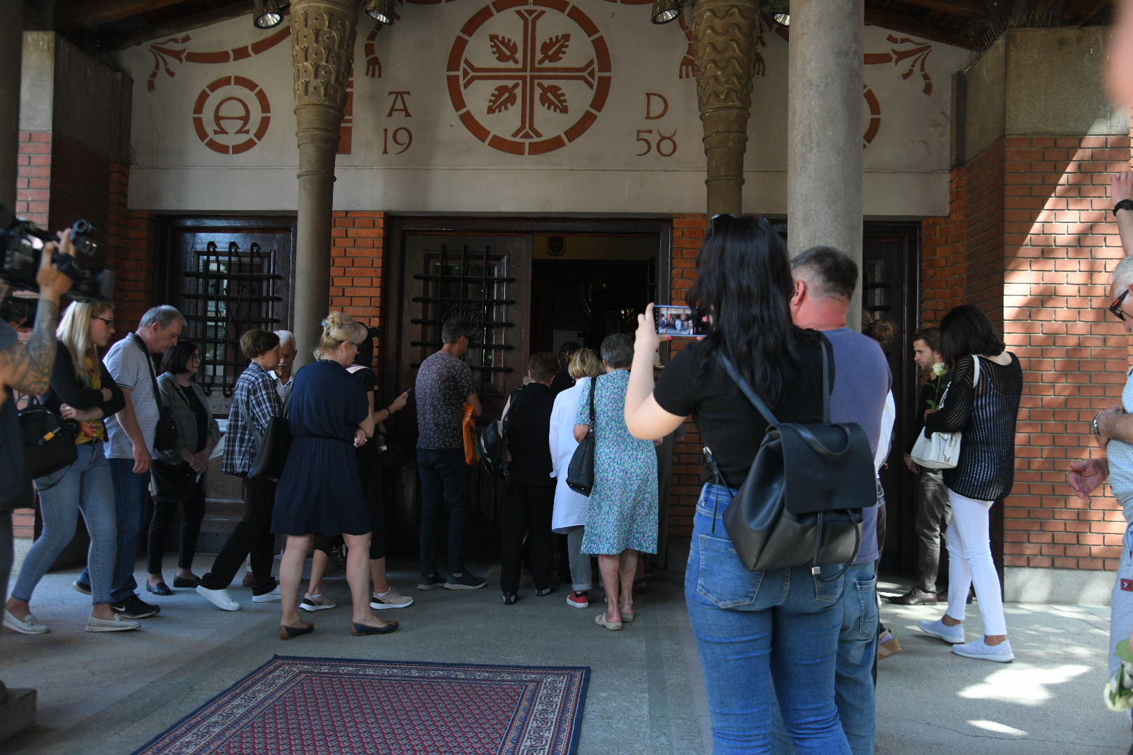 Beograd 20.05.2022. Ulazak vernika u crkvu. Crkva Svetog Ante, služba, opelo, za Mateja Periša, ispred crkve Svetog Ante Foto: Nemanja Jovanović/Nova.rs