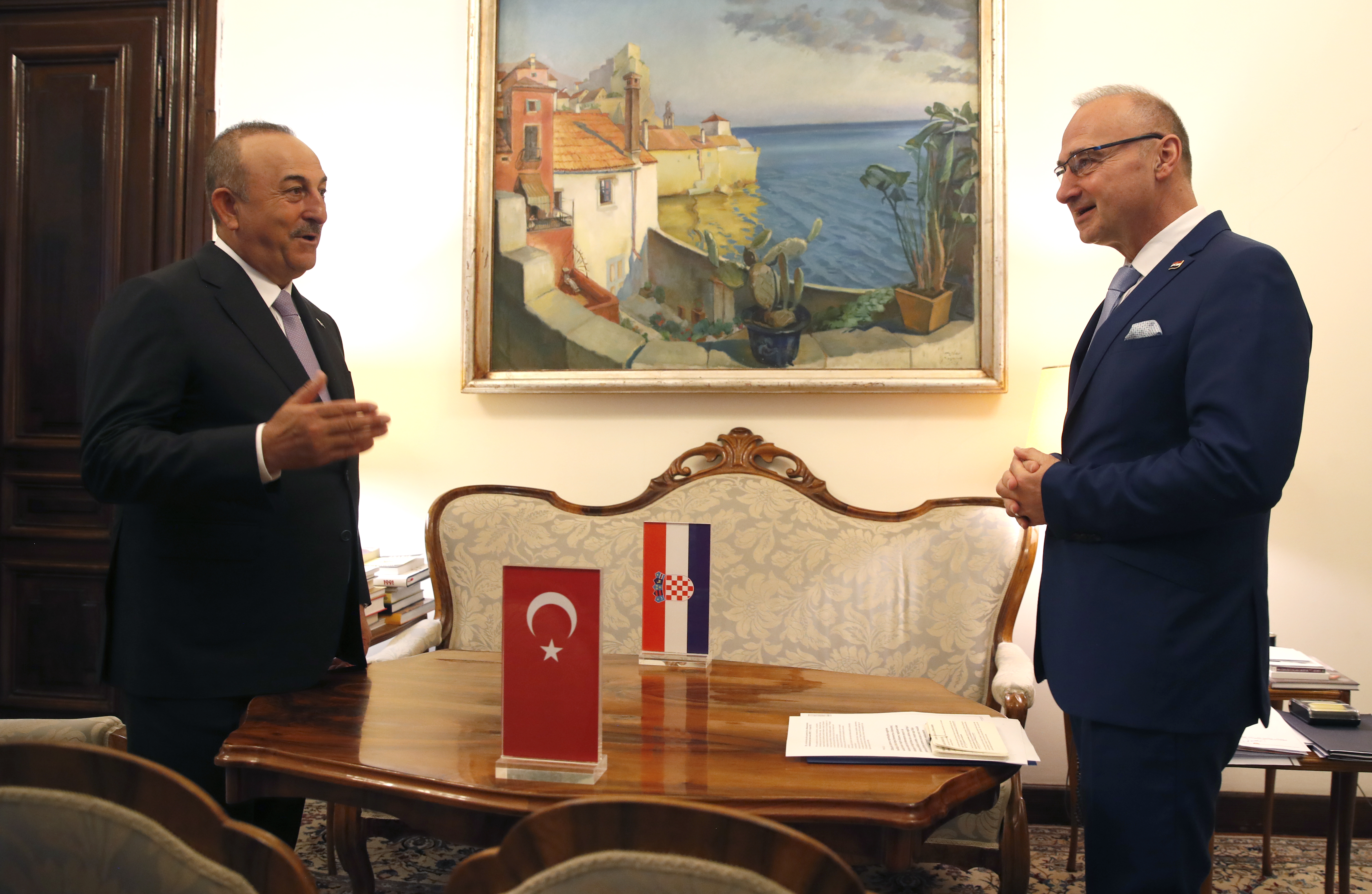 epa10017715 Croatian Foreign Minister Goran Grlic Radman (R) and Turkish Foreign Minister Mevlut Cavusoglu (L) during their meeting in Zagreb, Croatia, 17 June 2022.  EPA-EFE/ANTONIO BAT