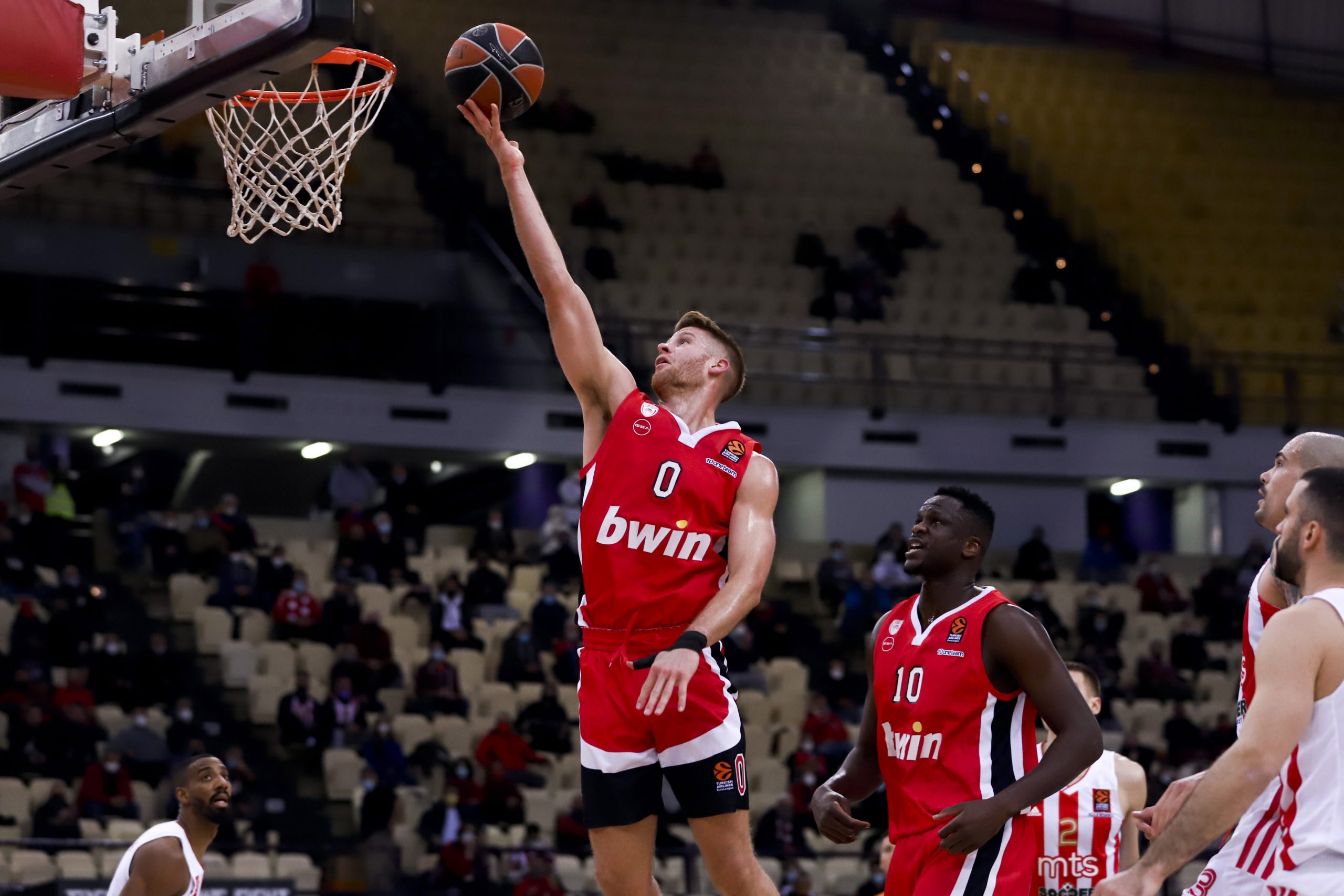 epa09713131 Thomas Walkup of Olympiacos (L) in action during the Euroleague Basketball match Olympiacos Piraeus vs Red Star Belgrade, at Peace and Firendship Stadium, in Piraeus, Greece, 27 January 2022.  EPA-EFE/GEORGIA PANAGOPOULOU
