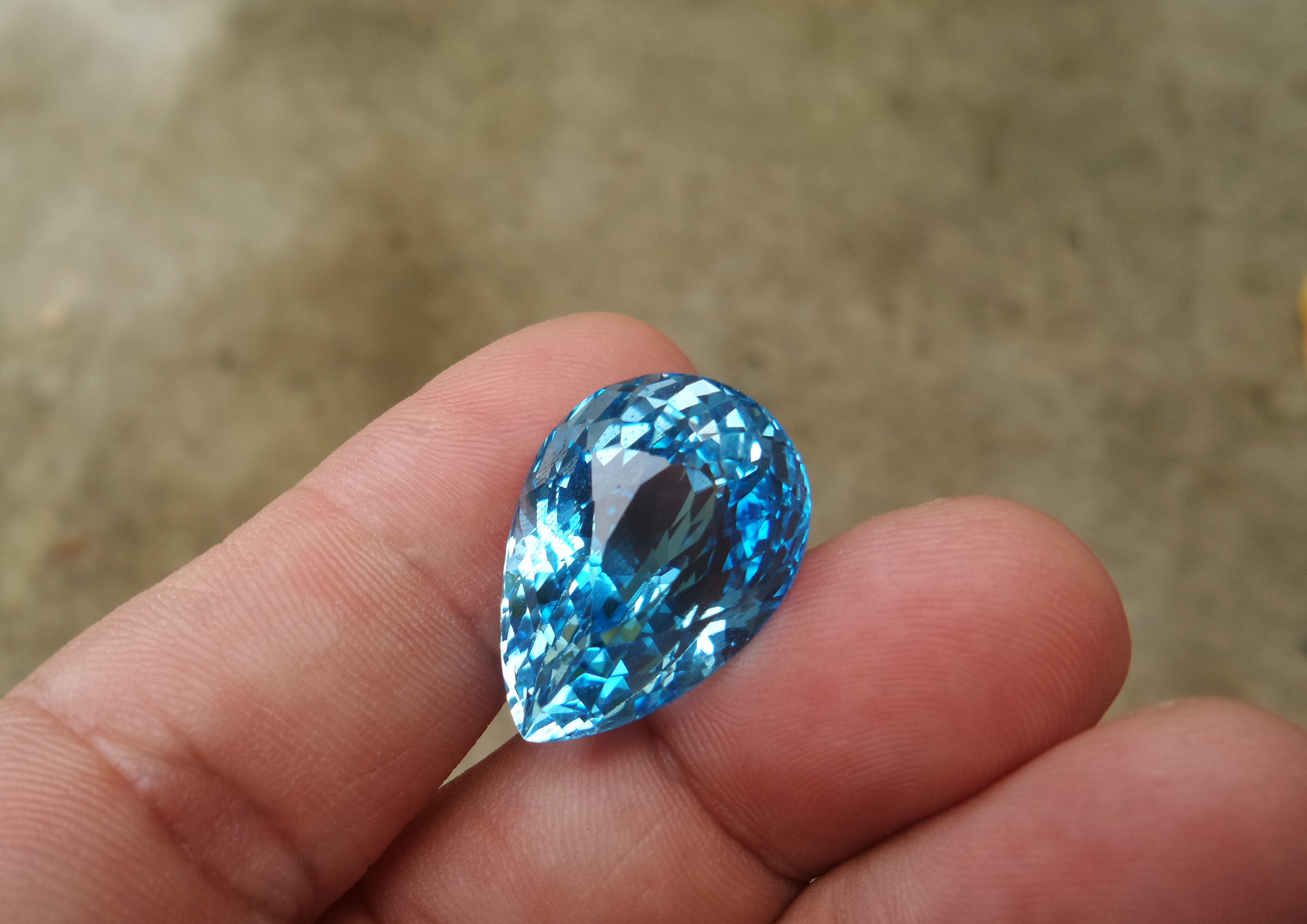 dragulj topaz kradja milano