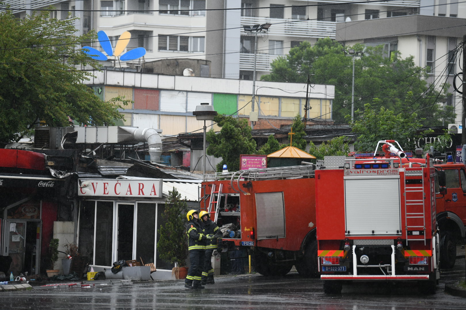 Beograd,28.05.2022. Banovo Brdo, Požar, gori restoran brze hrane, vatrogasci, vatrogasna kola Foto: Vesna Lalić/Nova.rs