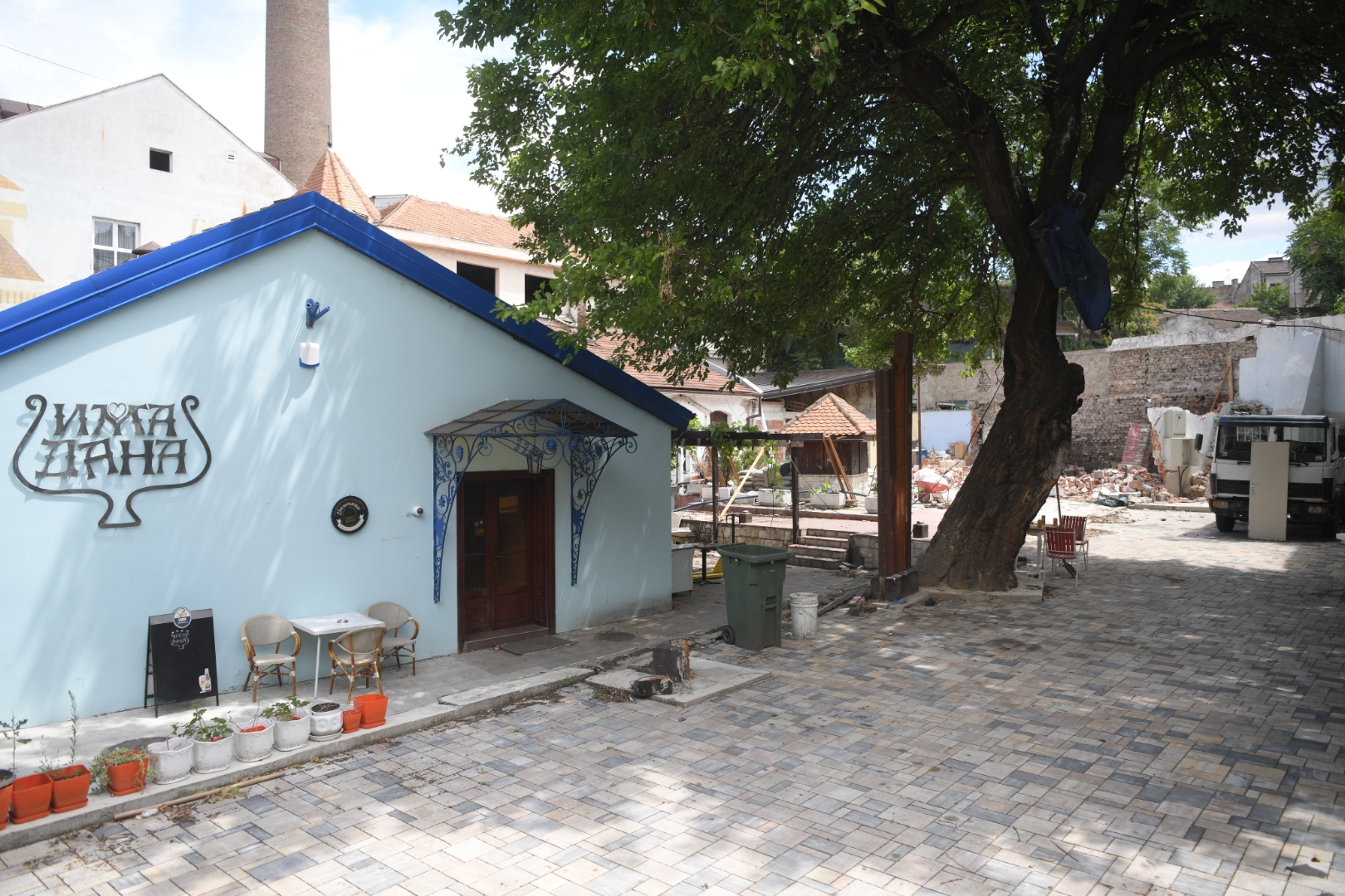 beograd 11.07.2022 skadarlija, skadarska ulica , kafana ima dana, srušen deo kafane