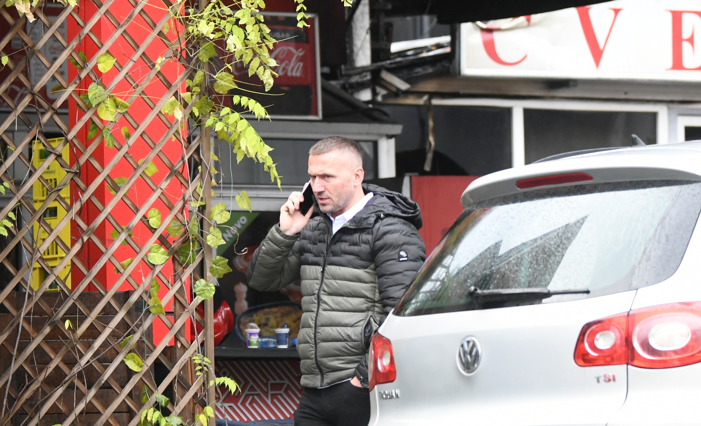 Beograd,28.05.2022. Banovo Brdo, Požar, gori restoran brze hrane, čovek koji je napao ekipu Nova rs, ne dozvoljava da se pridje i slika, predstavlja se kao obezbedjenje Foto: Vesna Lalić/Nova.rs