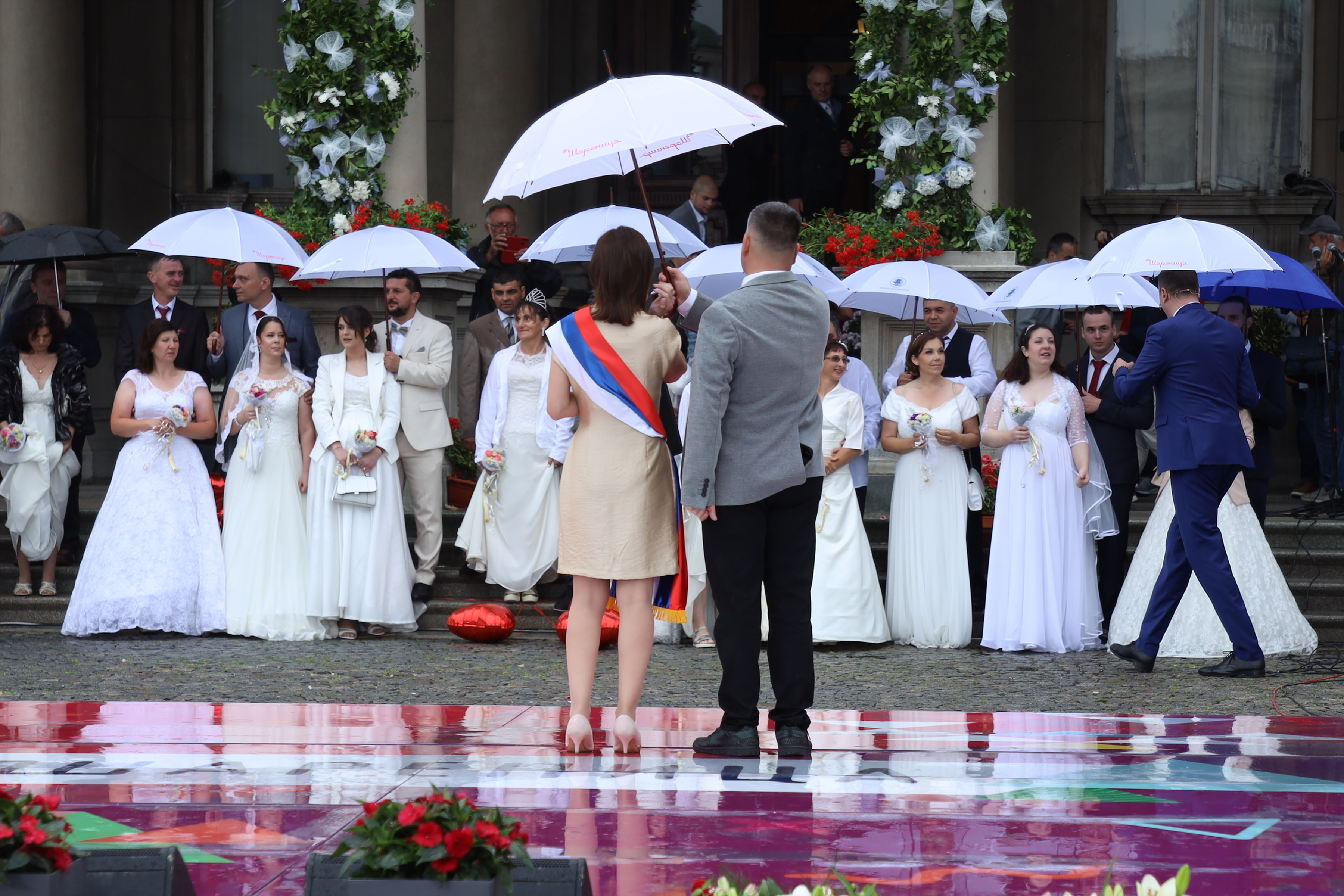 In front of the Old Palace, the event Wedding for Imagination - 21st Collective Wedding was held.Ispred Starog dvora odrzana je manifestacija Svadba za mastanje - 21. Kolektivno vencanje.