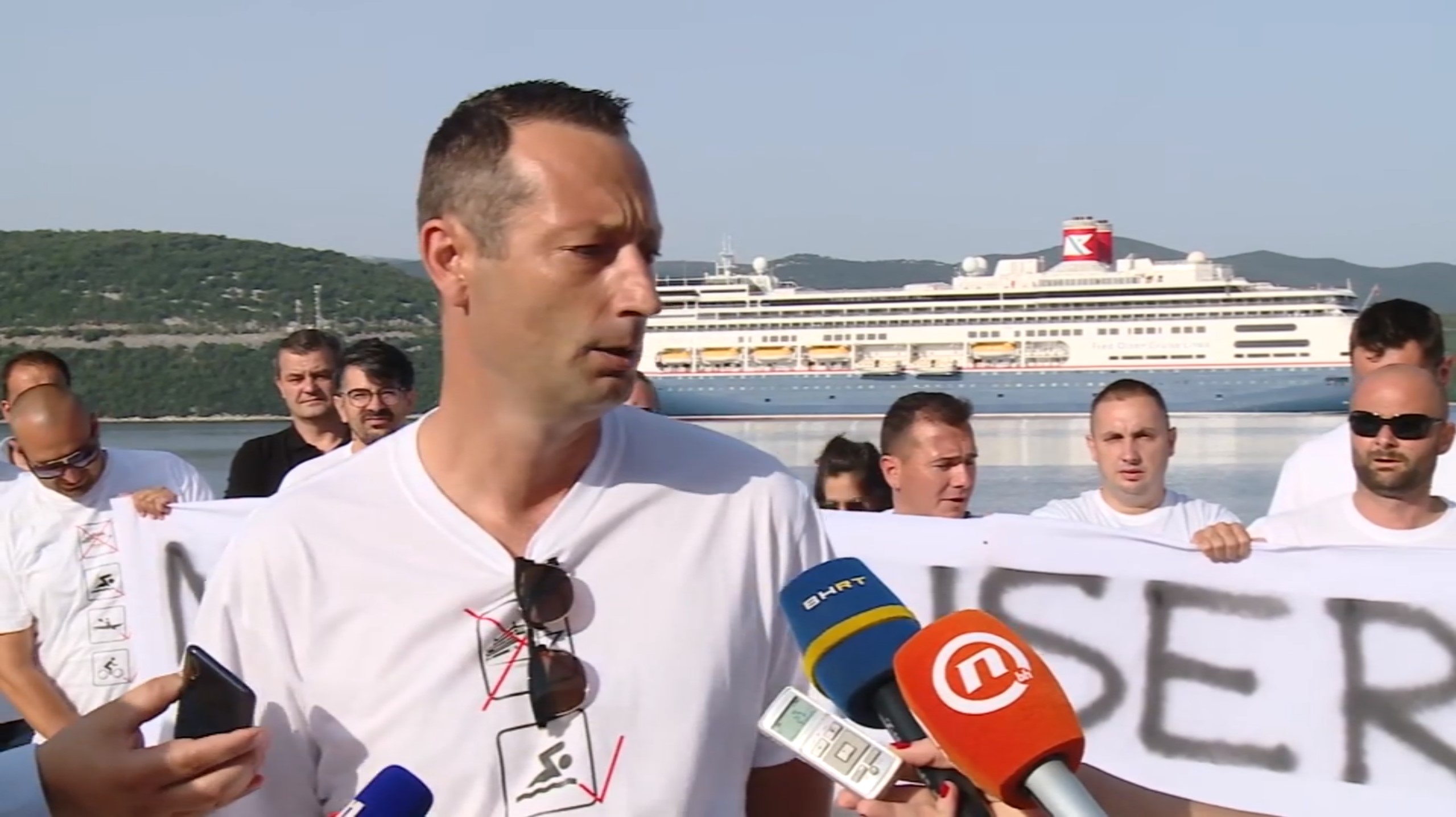 BIH. Kruzer Bolette U Neum uplovio veliki kruzer s više od hiljadu putnika, meštani protestovali. Radi se o najvećem brodu koji je ikad uplovio u Neum i prvom brodu koji je prošao ispod Pelješkog mosta.