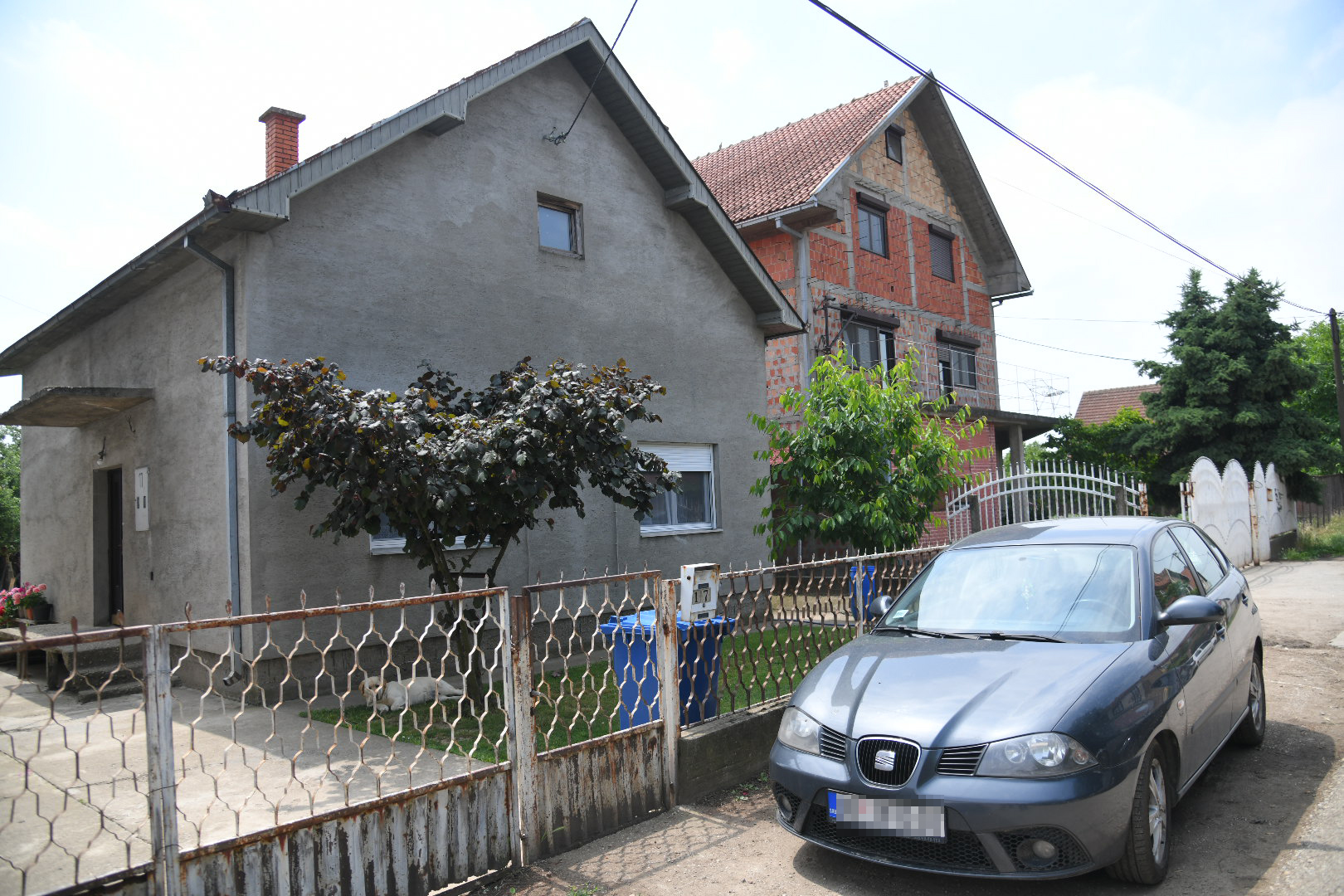 Jakovo 30.05.2022. Ubistvo kalašnjikov,  Vuk Jovović  i rupe od metka/ dokaz na zadnjem delu auta, ubijen, hronika, ubistvo,mesto zločina