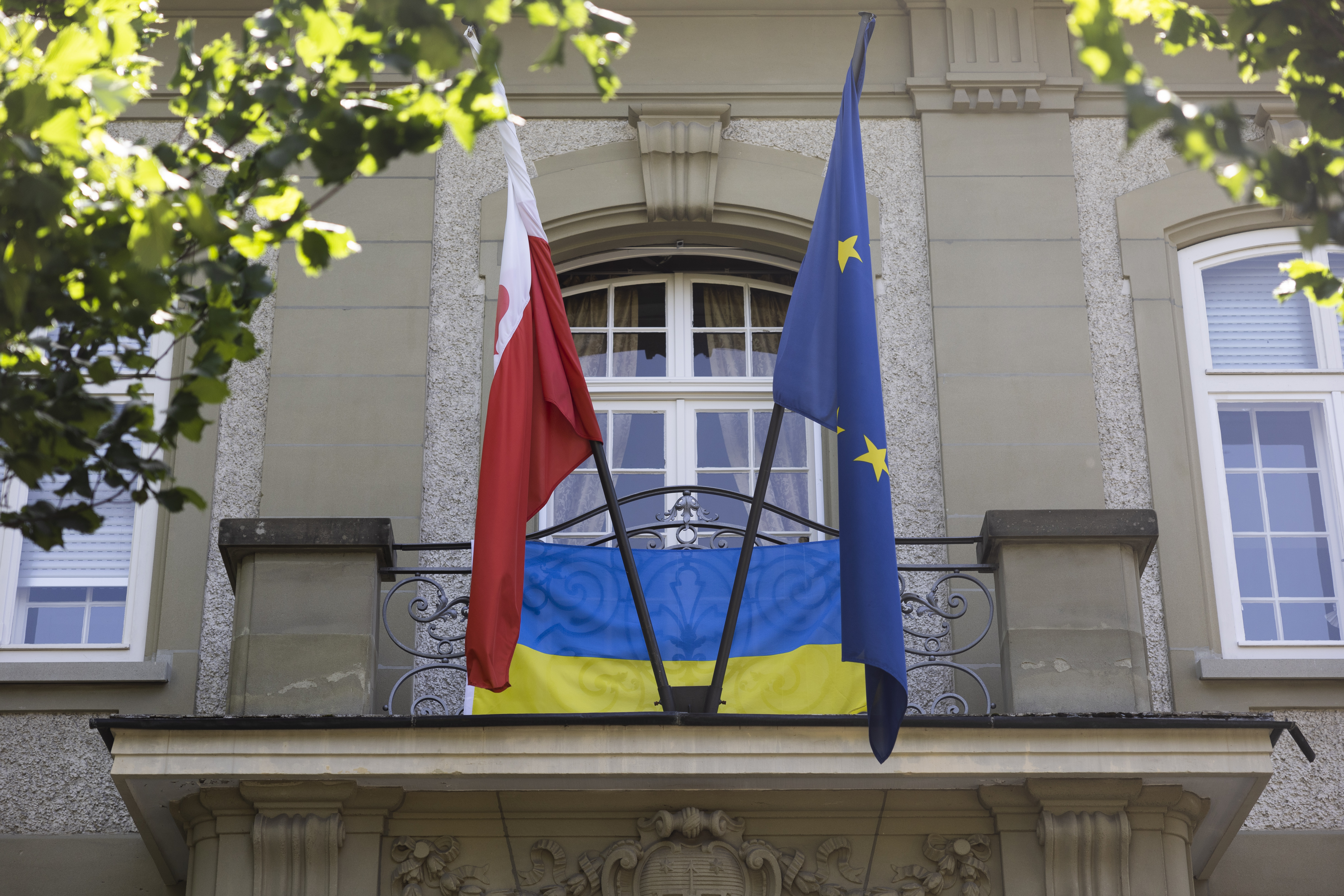 epa09995975 A Ukrainian flag hangs next to the Polish flag  as a sign of solidarity with Ukraine, at the Embassy of Poland, in Bern, Switzerland, 04 June 2022.  EPA-EFE/PETER KLAUNZER