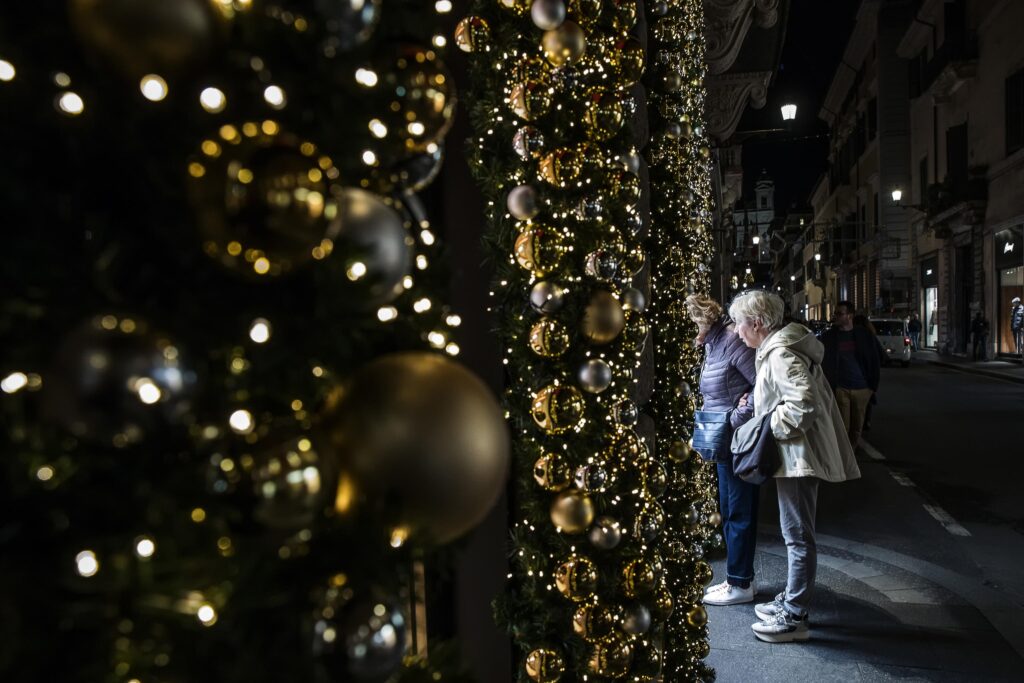 epa10323528 People look at shop windows set up with decorations for the Christmas holidays, in Rome, Italy, 23 November 2022.  EPA-EFE/ANGELO CARCONI ITALY OUT