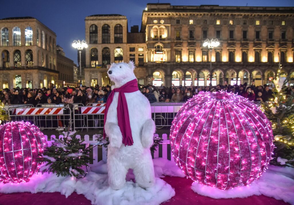 epa10352282 An ice bear staute during the Christmas tree lighting ceremony at Piazza Duomo in Milan, Italy, 06 December 2022.  EPA-EFE/Matteo Corner ITALY OUT