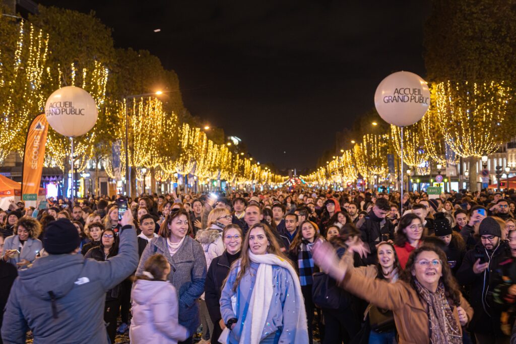 epa10316691 Parisians and tourists gather to attend the symbolically switching on of the Christmas illuminations of the famous Avenue des Champs-Elysees in Paris, France, 20 November 2022.  EPA-EFE/CHRISTOPHE PETIT TESSON