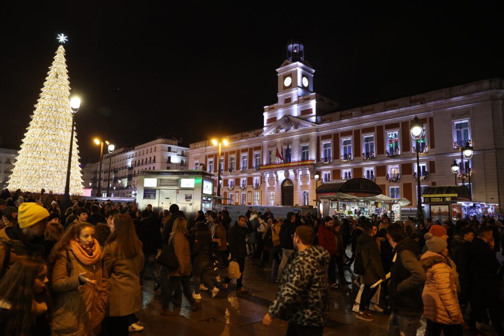 epa10346852 People gather to see the Christmas light decorations in downtown Madrid, Spain, 03 December 2022.  EPA-EFE/Kiko Huesca