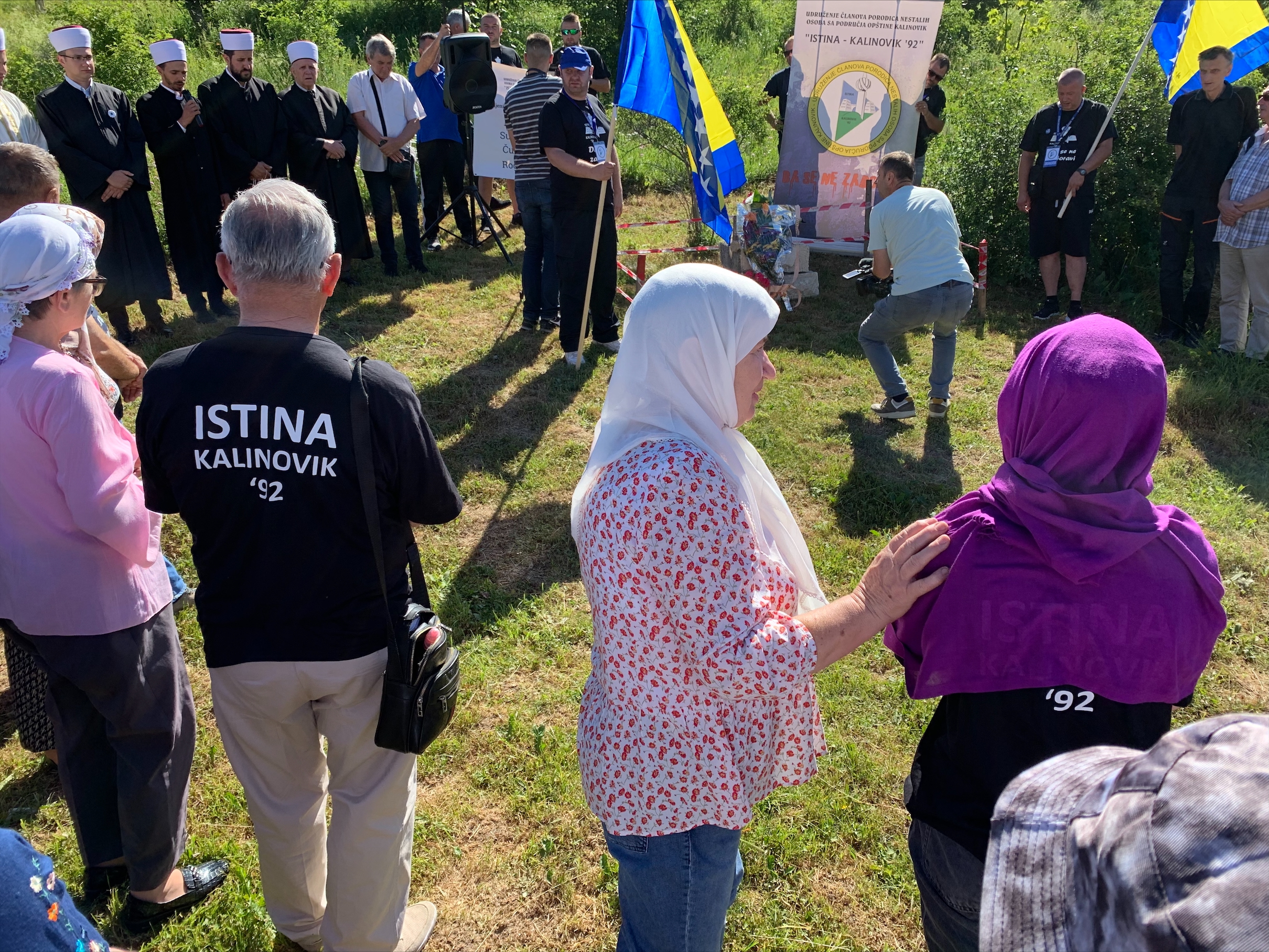 U Kalinoviku su se okupili članovi porodica Bošnjaka, koji su tokom rata u BiH stradali u tom malom mestu u blizini Foče, navodeći da će nuditi novac i plaćati informatore kako bi saznali gde su tela 43 osobe bošnjačke nacionalnosti.