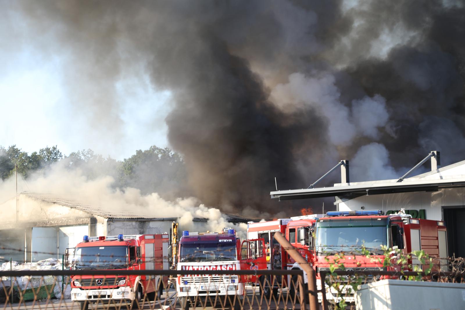 26.06.2022., Sisak, Novo Pracno - Napodrucju tvrtke koja se bavi prikupljanjem i obradom otpada izbio je pozar. Na teren su izasli vatrogasci.  Photo: Edina Zuko/PIXSELL