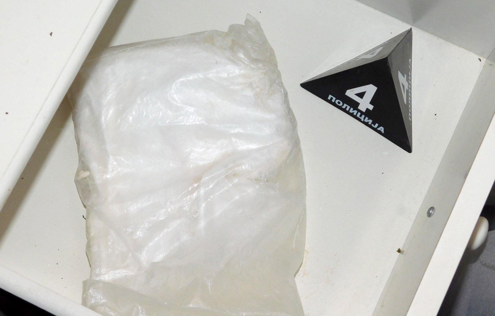 Pripadnici Ministarstva unutrašnjih poslova u Šidu uhapsili su S. P. (22), zbog postojanja osnova sumnje da je izvršio krivično delo neovlašćena proizvodnja i stavlјanje u promet opojnih droga