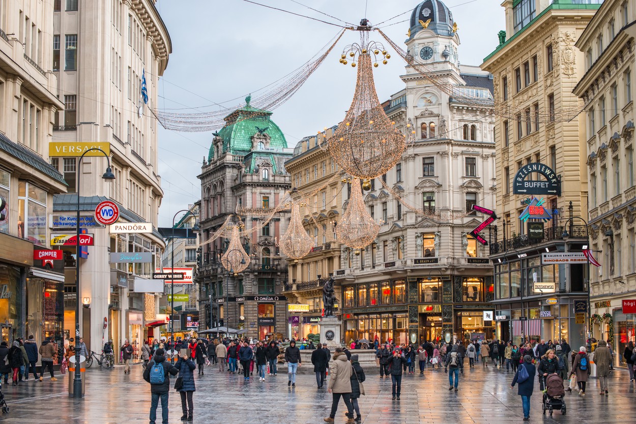 Christmas illuminations at dusk, on Vienna's city centre thoroughfare the Graben, Vienna, Austria