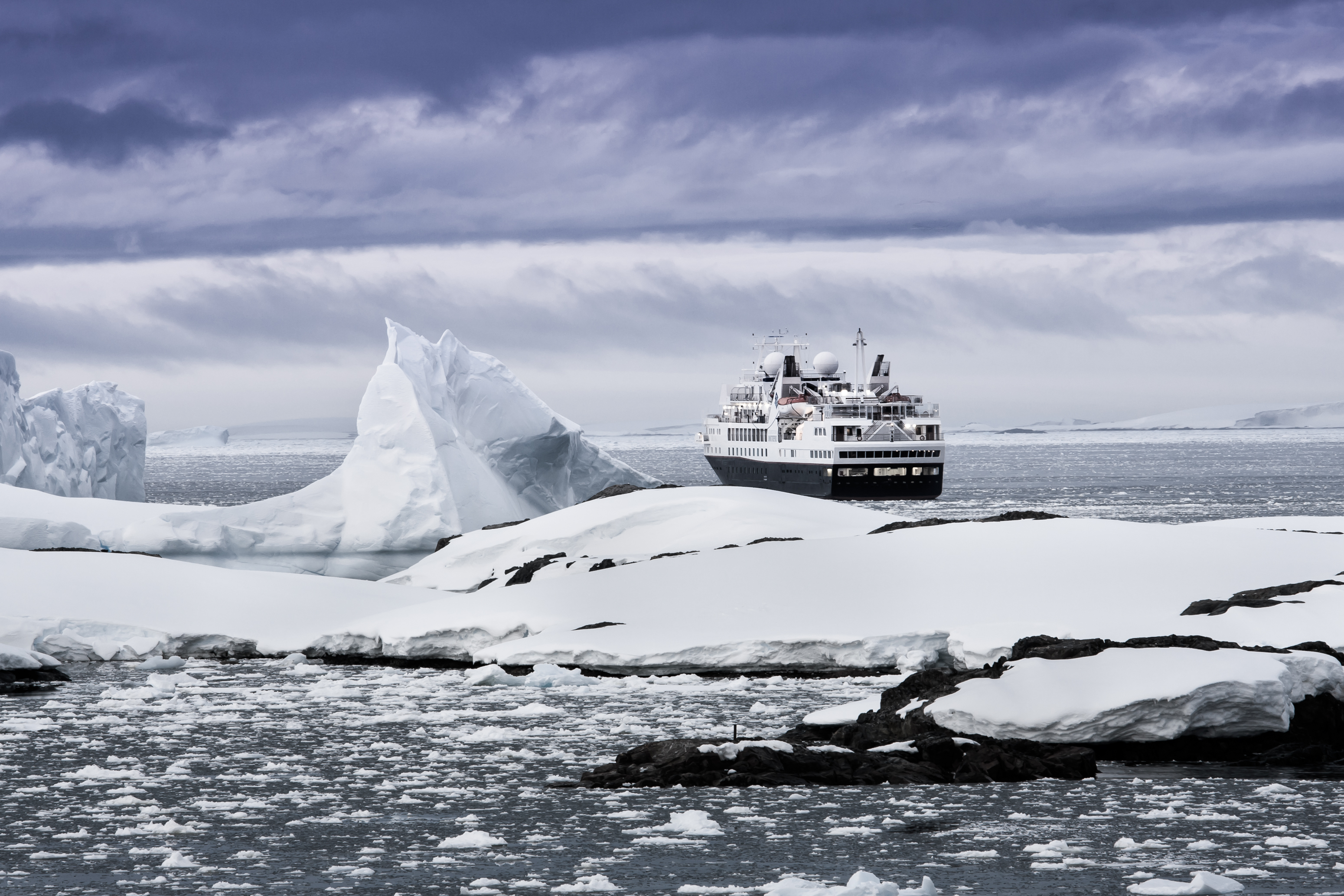 Big,Cruise,Ship,In,The,Antarctic,Waters