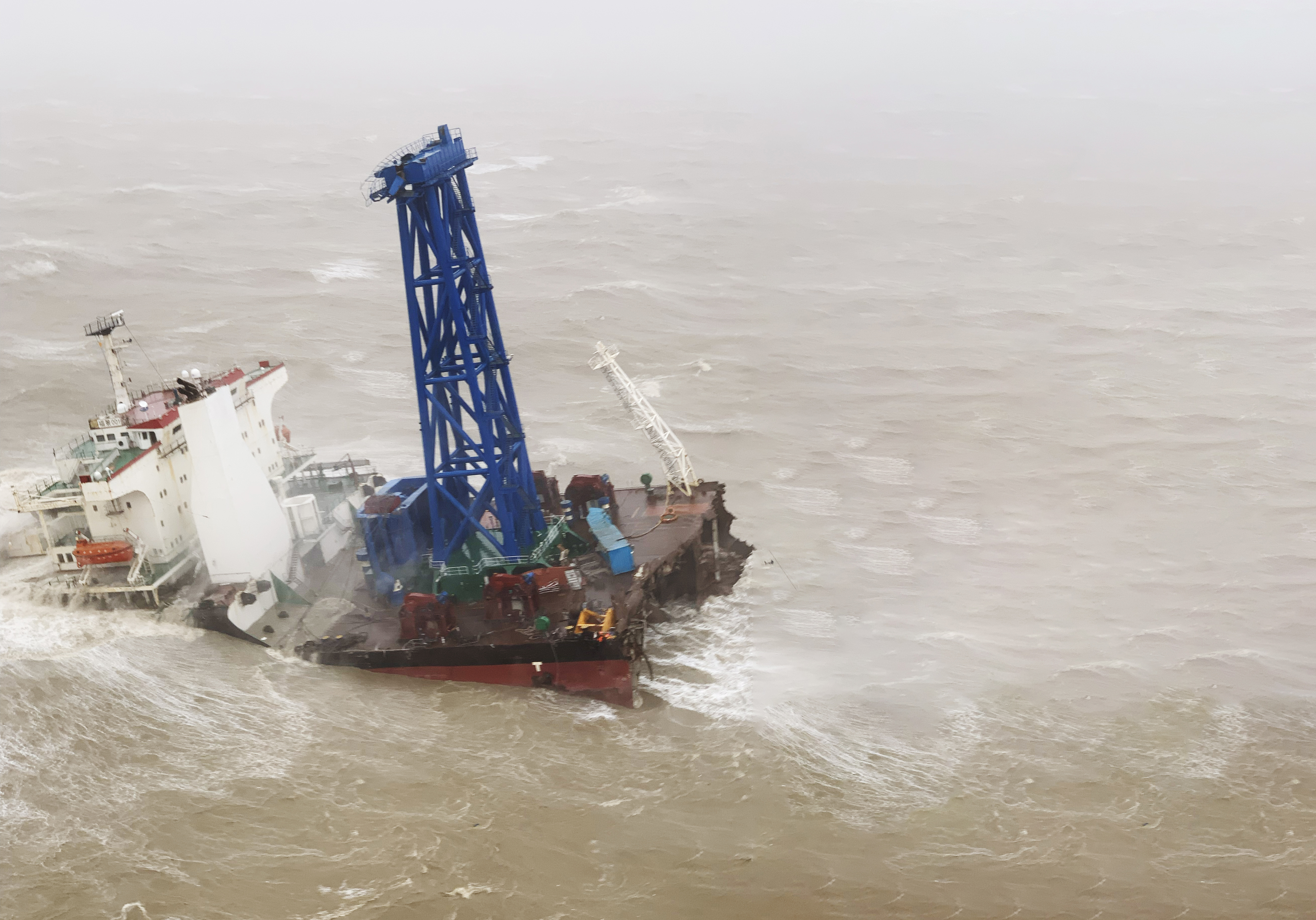 Typhoon Chaba hits Hong Kong, snaps vessel in two
