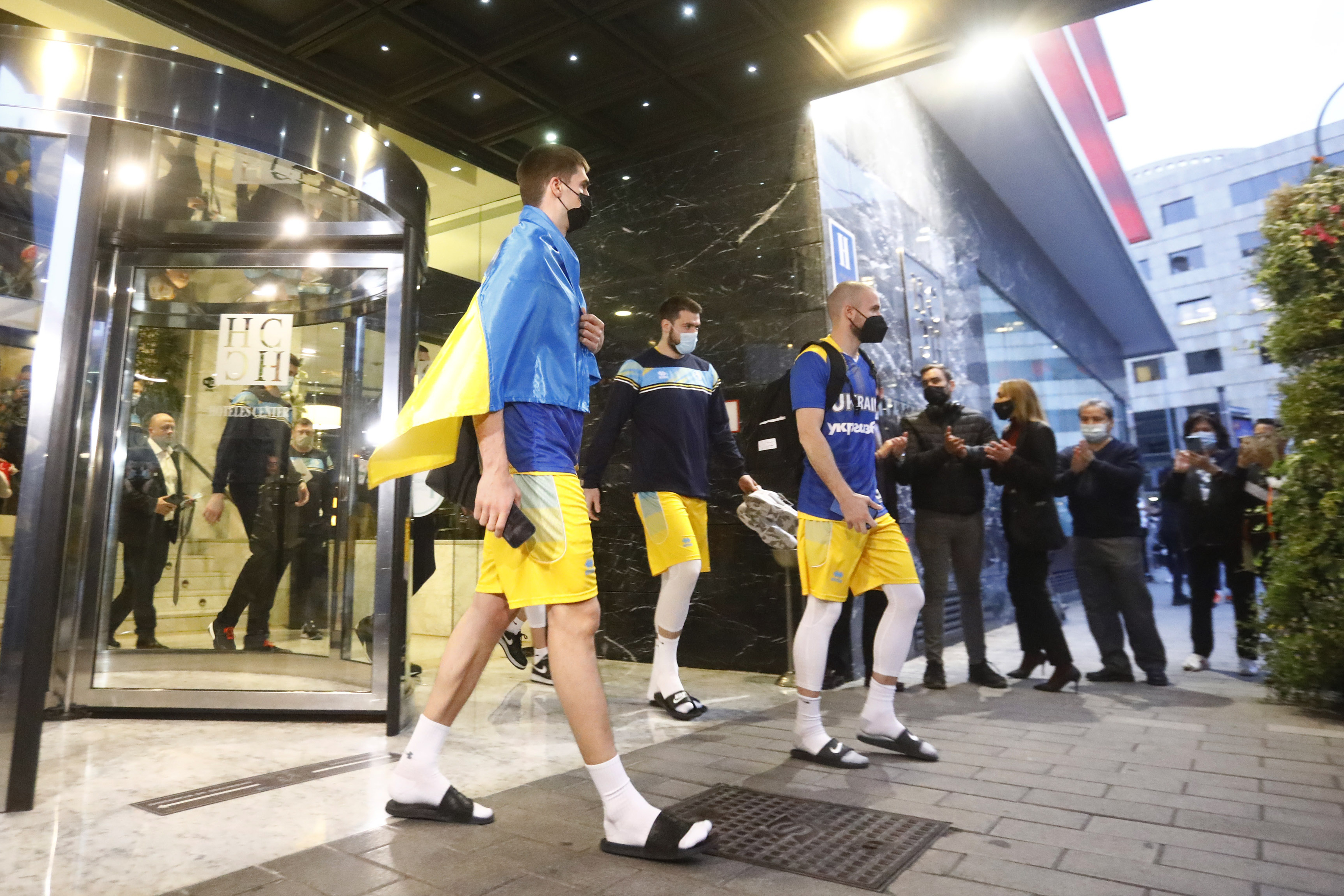 epa09781799 Ukraine's players leave the hotel ahead the  FIBA Basketball World Cup 2023 qualyfing game between Spain and Ukraine at Vista Alegre Pavilion in Cordoba, Andalusia, Spain, 24 February 2022.  EPA-EFE/Salas