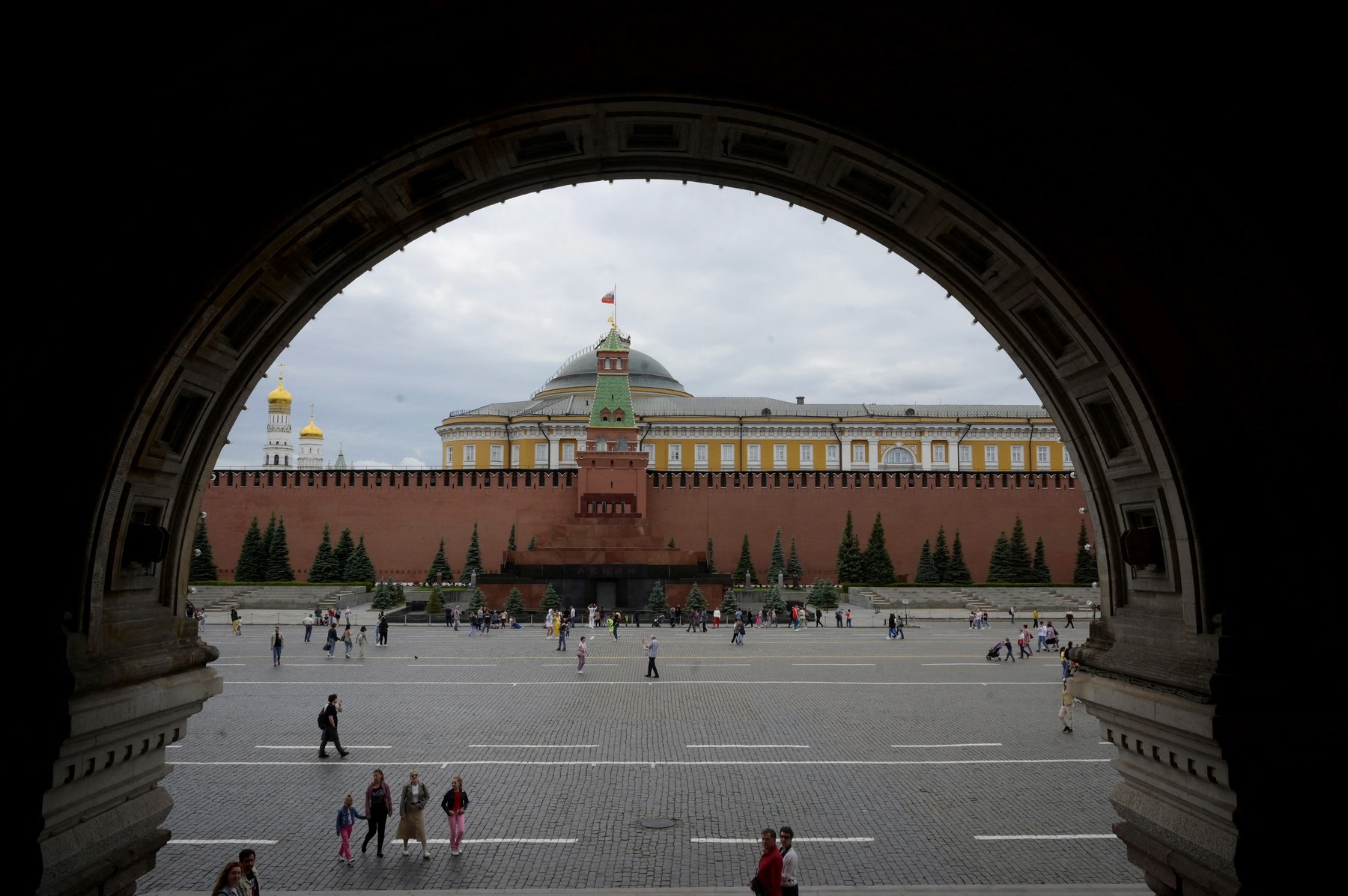 People stroll on Red Square in downtown Moscow on June 20, 2022.,Image: 701276621, License: Rights-managed, Restrictions: , Model Release: no, Credit line: Natalia KOLESNIKOVA / AFP / Profimedia