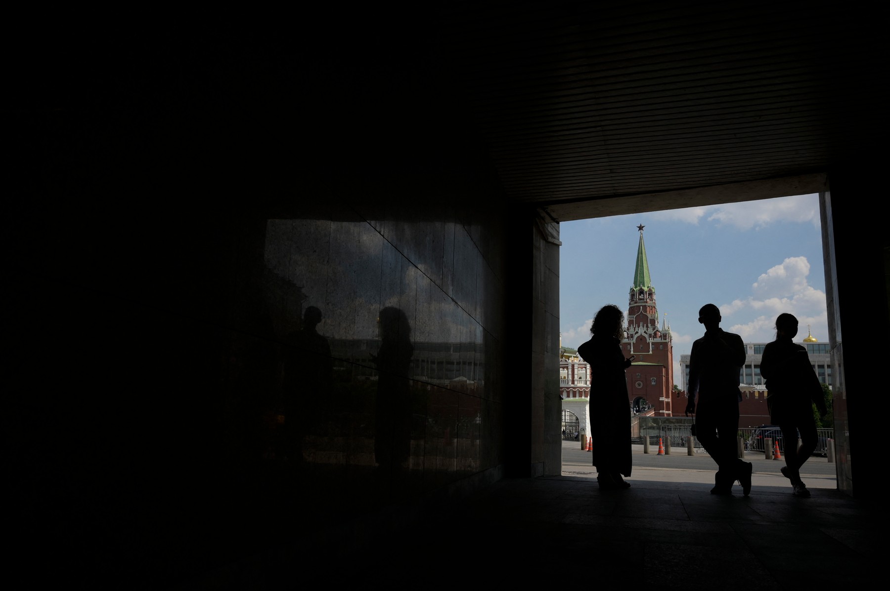 People enter an underground passage with the Kremlin's wall in the background in central Moscow on June 27, 2022.,Image: 703257343, License: Rights-managed, Restrictions: , Model Release: no, Credit line: Natalia KOLESNIKOVA / AFP / Profimedia