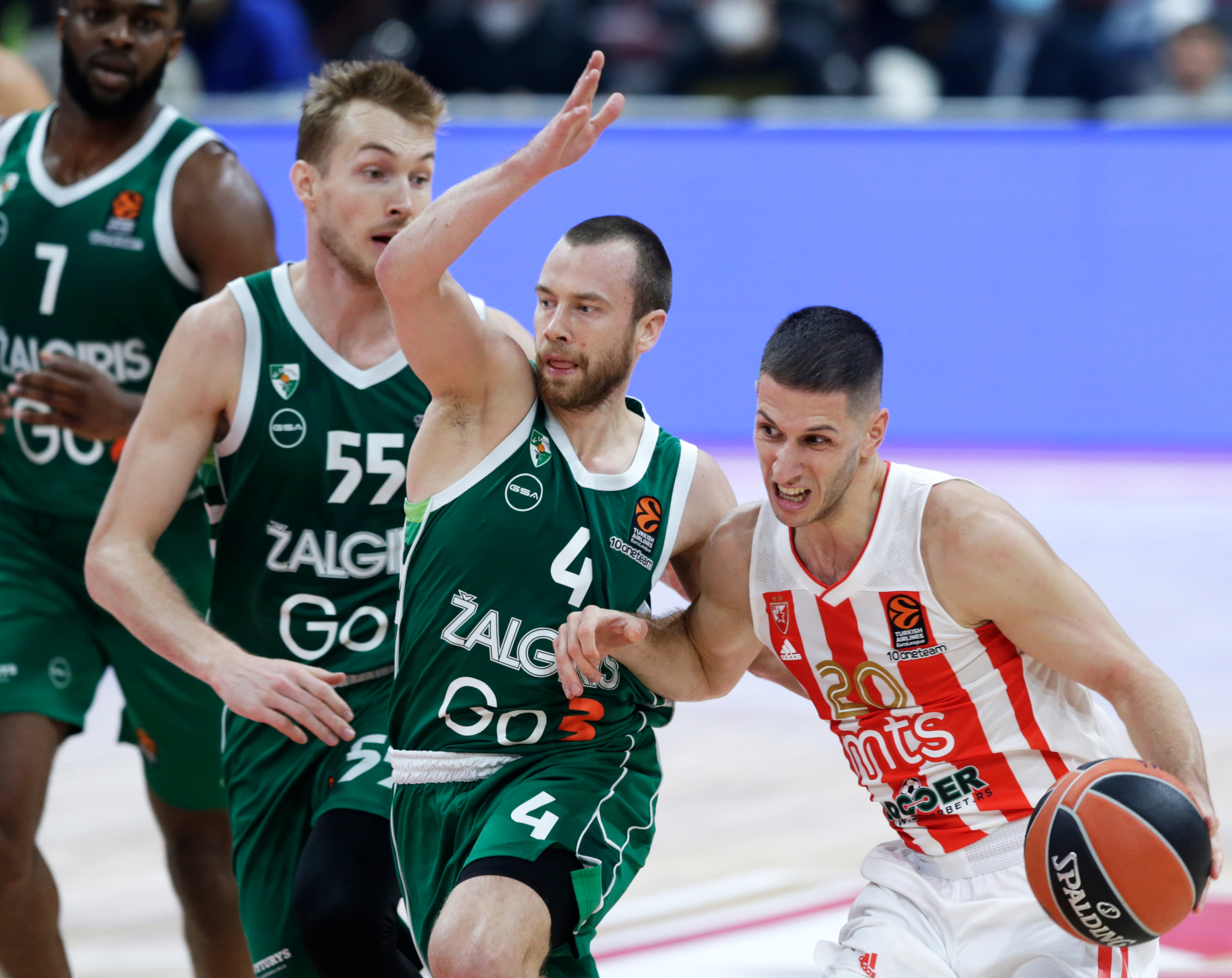 epa09522300 Red Star's Nikola Ivanovic (R) in action against Zalgiris' Lukas Lekavicius (L) during the Euroleague basketball match between Red Star and Zalgiris Kaunas in Belgrade, Serbia, 13 October 2021.  EPA-EFE/ANDREJ CUKIC