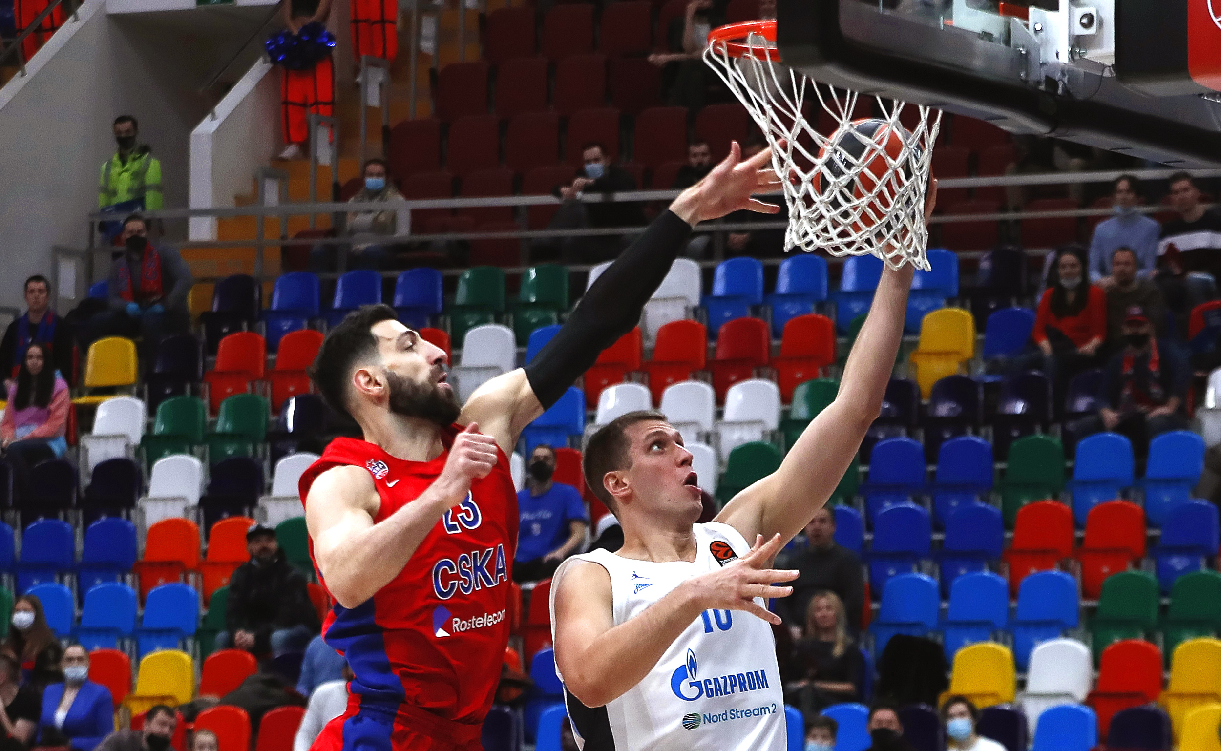 epa08892434 Tornike Shengelia (L) of CSKA Moscow in action against Vladislav Trushkin (R) of Zenit during the Euroleague basketball match between CSKA Moscow and Zenit St. Petersburg in Moscow, Russia, 18 December 2020.  EPA-EFE/MAXIM SHIPENKOV