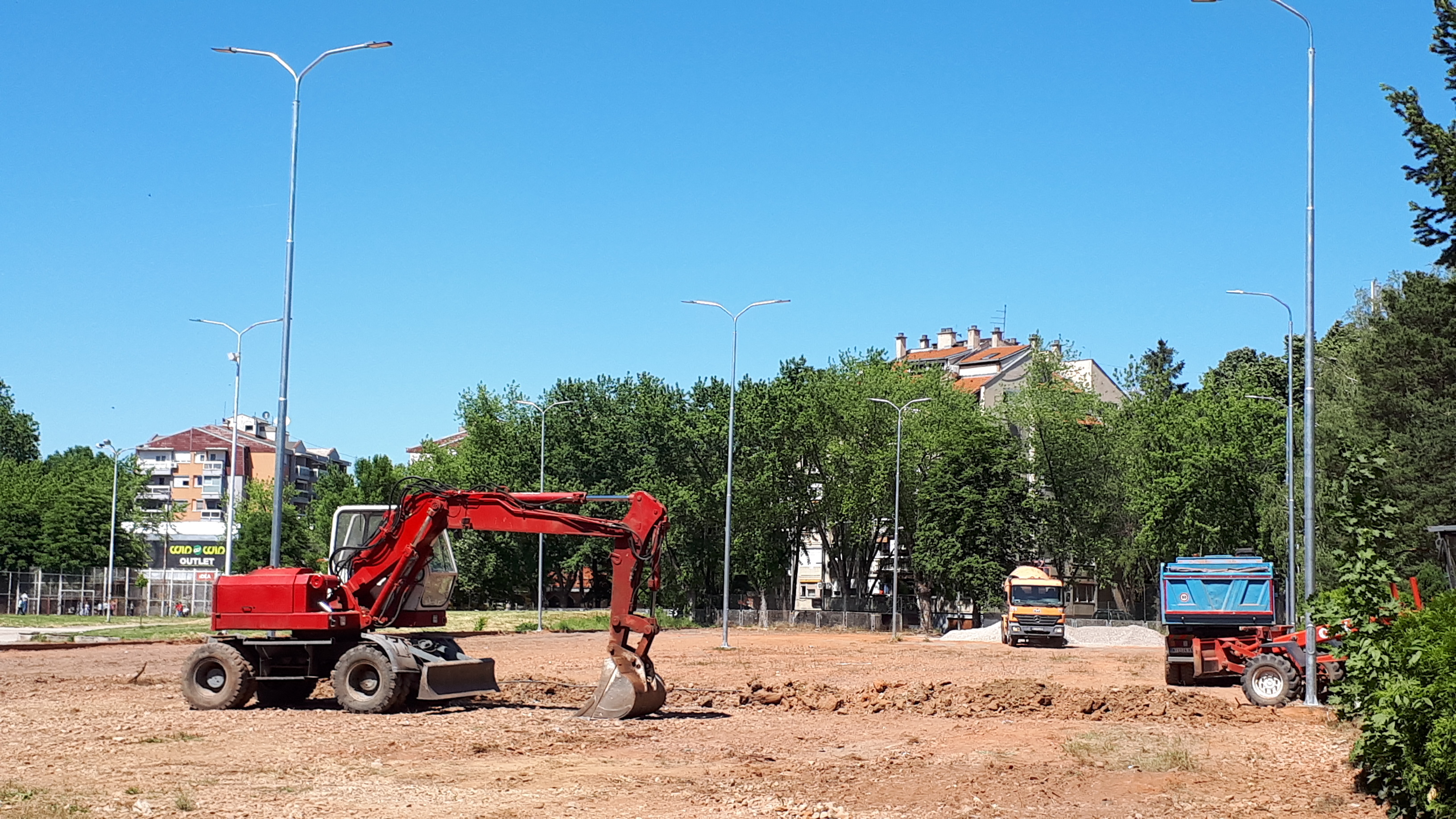 Niš, parking pored škole, bager, gradilište Foto: MiljanaIsailović/Nova.rs