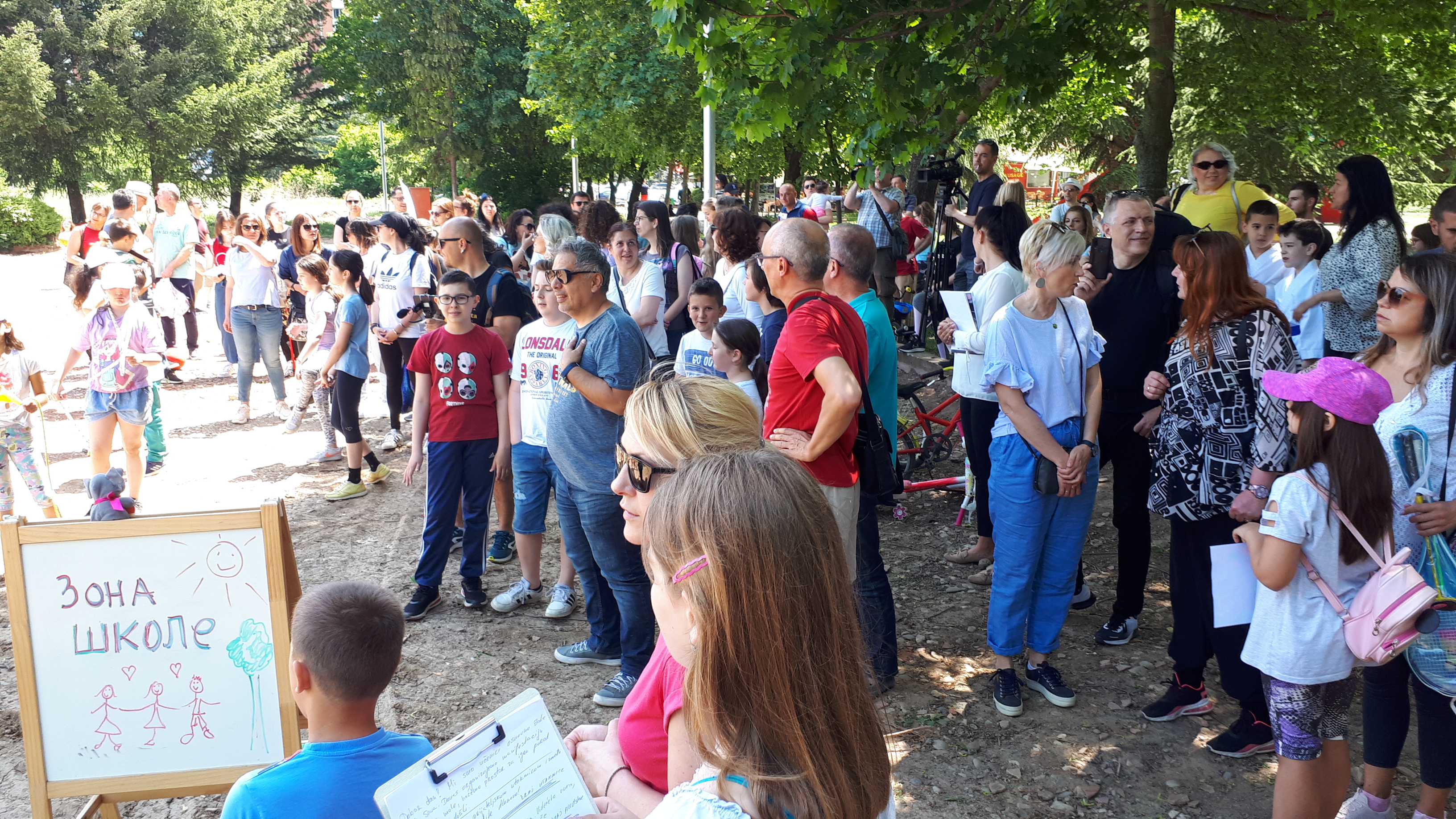 Niš, protest, parking pored škole Foto: MiljanaIsailović/Nova.rs