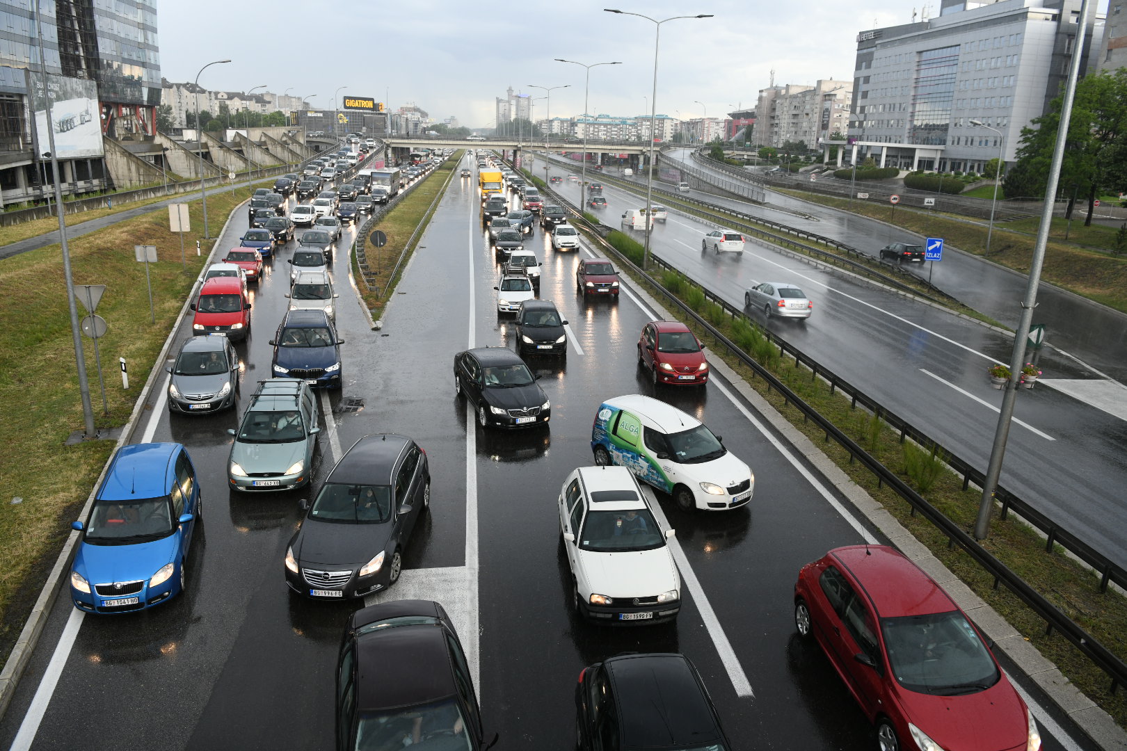 Beograd 26.05.2020. Kiša, loše vreme, nevreme, autoput, zastoj, gužva, automobili, Gazela Foto: Vesna Lalić/Nova.rs