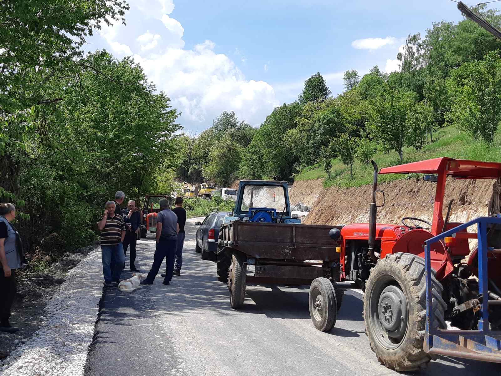 Meštani Studenice blokirali put ka Rudnu - ne daju da mašine napuste gradilište