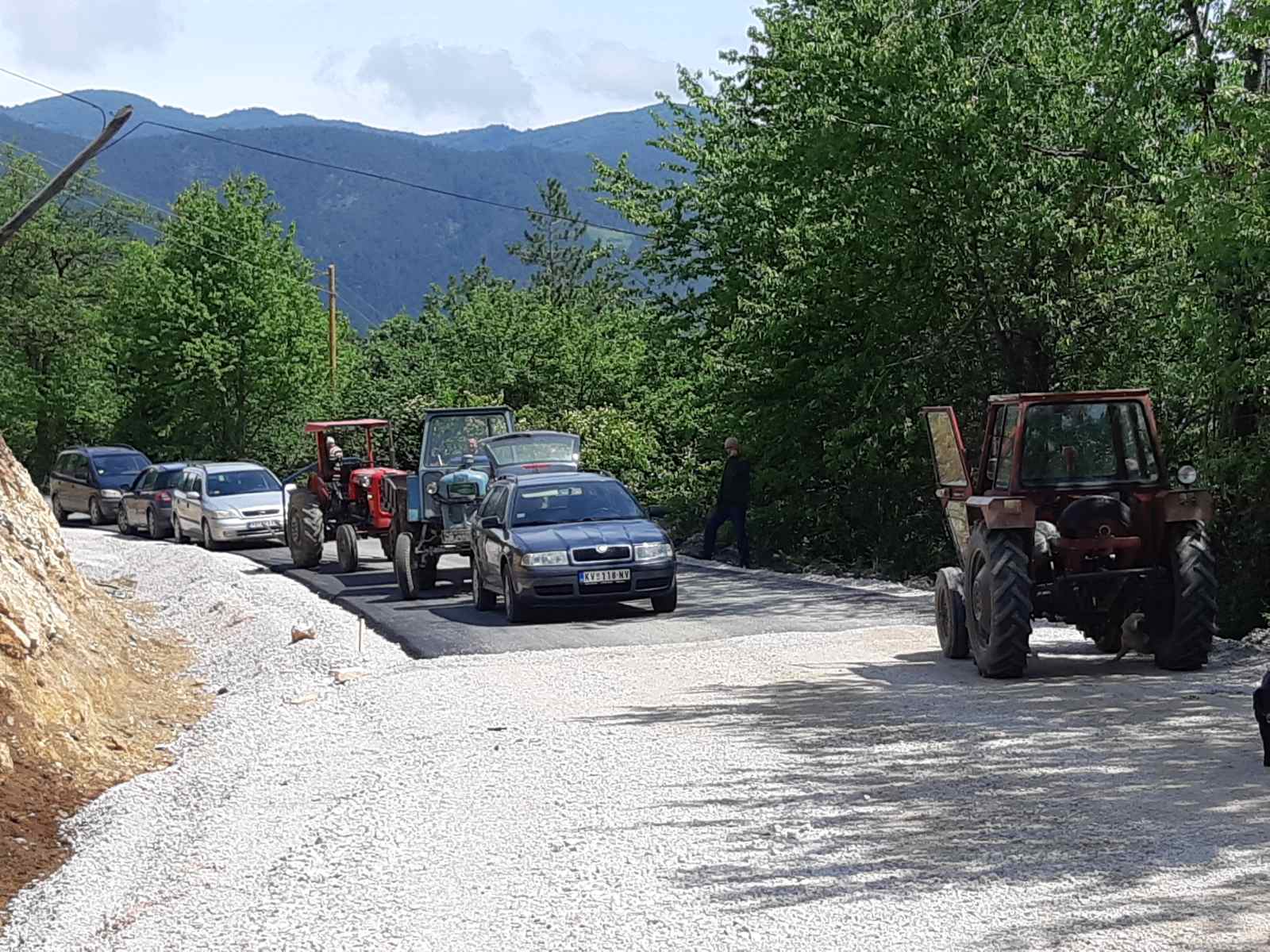 Meštani Studenice blokirali put ka Rudnu - ne daju da mašine napuste gradilište