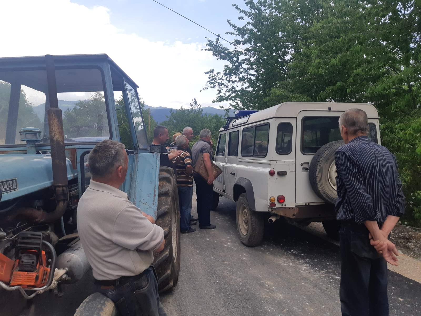 Meštani Studenice blokirali put ka Rudnu - ne daju da mašine napuste gradilište