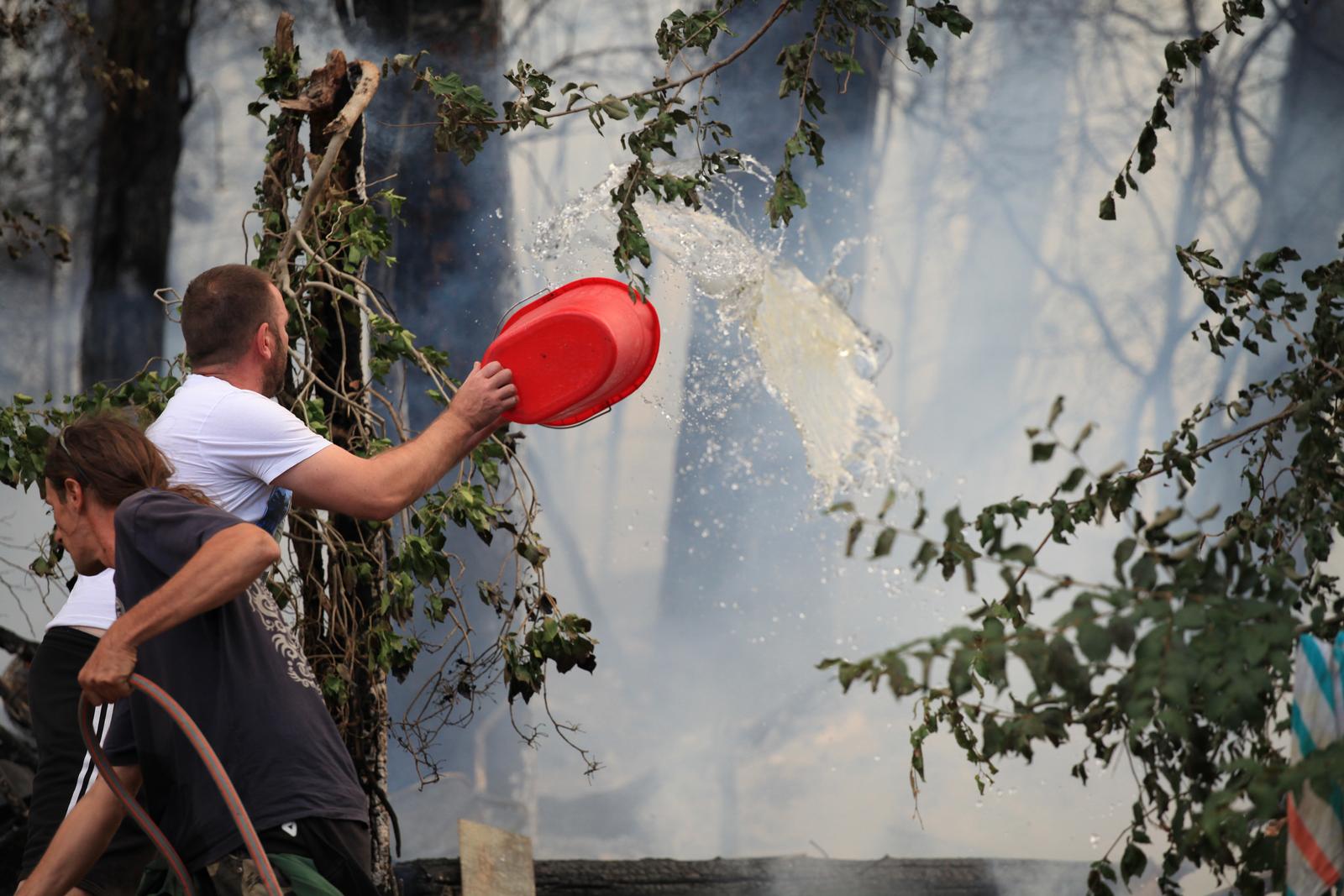 09.07.2022., Pula - Veliki pozar ponovno je izbio u naselju Valdebek. Gasenju pozara prikljucio se i kanader. Posljedice pozara koj ije dosao do stambenih objekata. Photo: Luka Batelic/PIXSELL