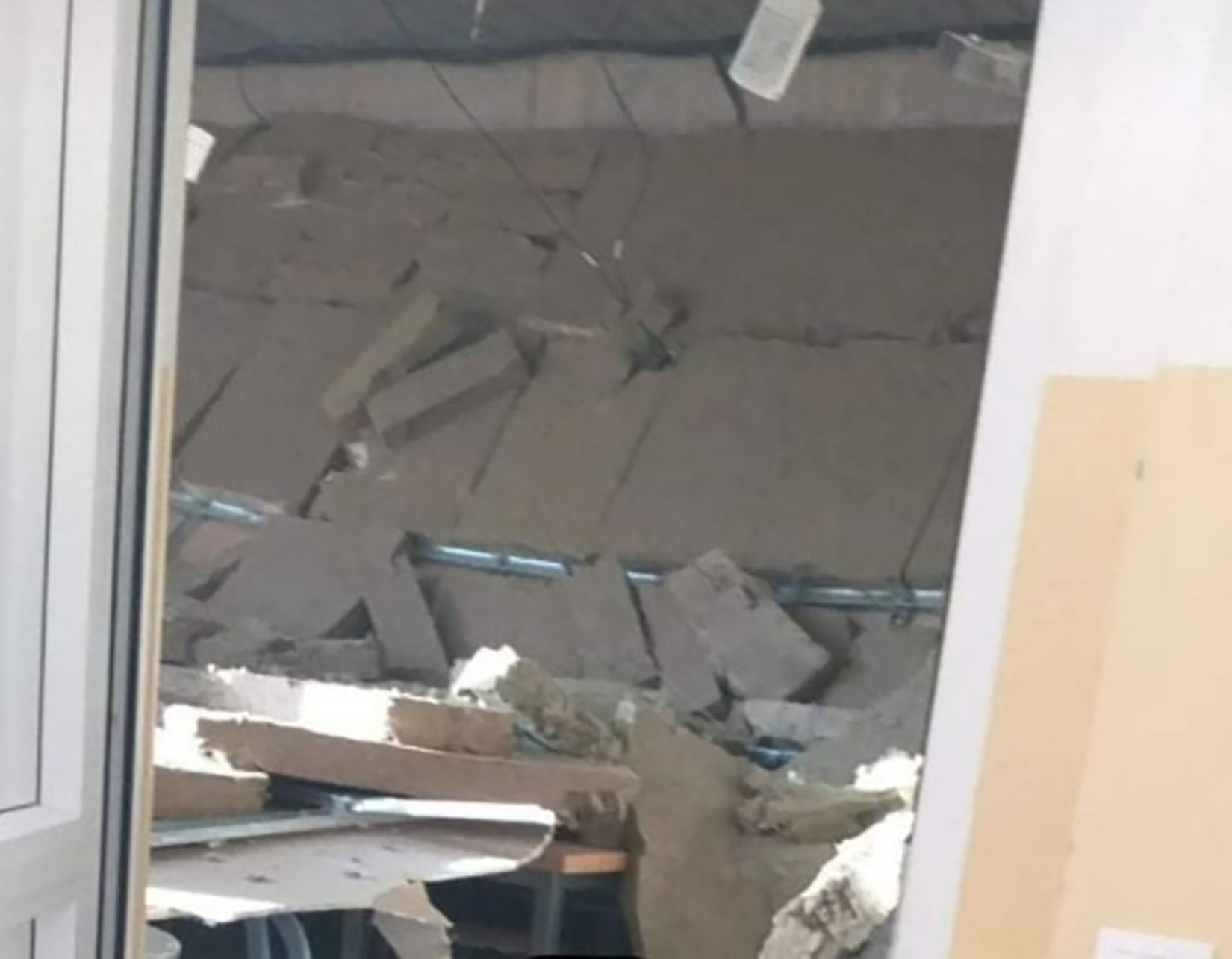 Umka, osnovna škola Dositej Obradović, pao plafon u učionici, kabiniteu za tehničko obrazovanje, učionica, kabinet, plafon Foto: RTS