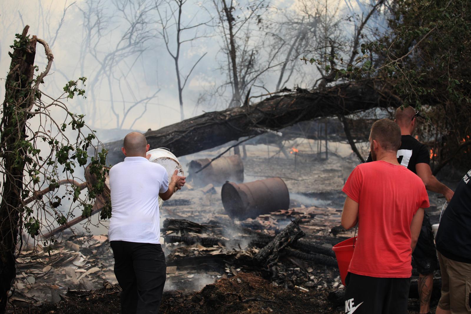 09.07.2022., Pula - Veliki pozar ponovno je izbio u naselju Valdebek. Gasenju pozara prikljucio se i kanader. Posljedice pozara koj ije dosao do stambenih objekata. Photo: Luka Batelic/PIXSELL