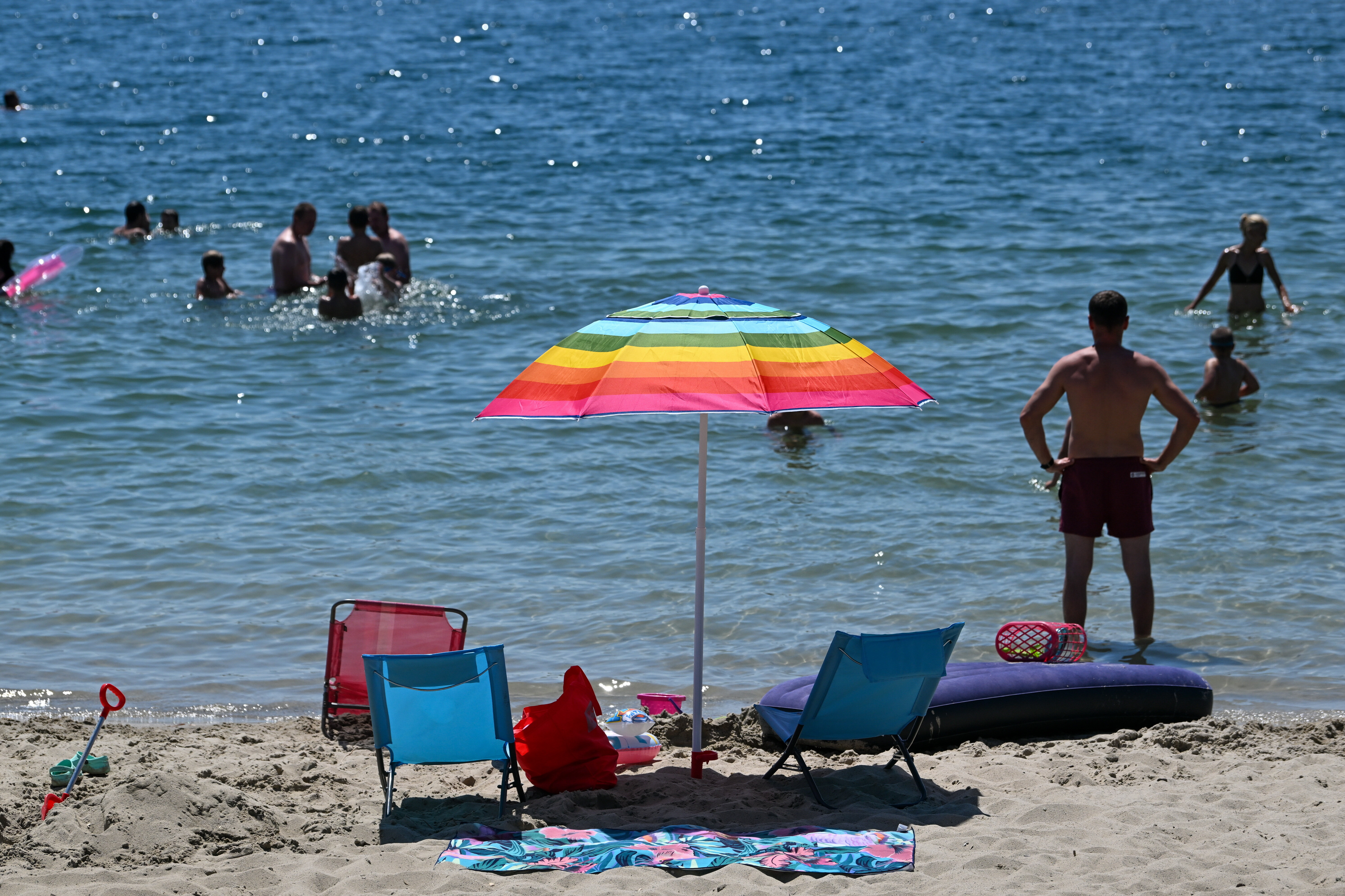 epa10035615 A view of the beach and sunbathing tourists on a hot day at Lake Tarnobrzeg in Tarnobrzeg, Poland, 26 June 2022. This is the first weekend of this year's summer holidays.  EPA-EFE/Darek Delmanowicz POLAND OUT