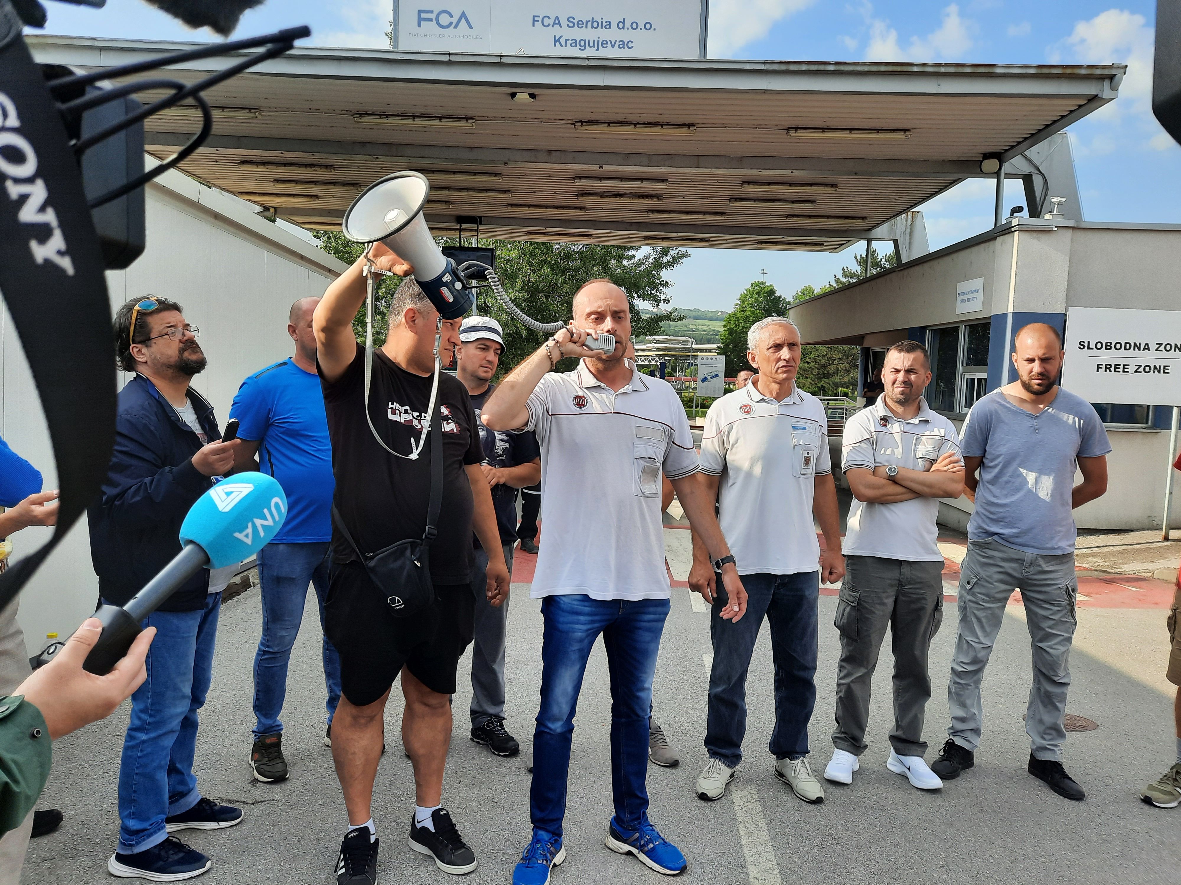 Kragujevac 02.06.2022. Nekoliko stotina Fijatovih radinka, blokiralo je fabrički ulaz Šest topola, koji je ujedno i glavni ulaz u fabriku i Upravnu zgradu. Blokada fabrike, Fijat, Fiat, radnici, protest Foto: Aleksandra Petrović/Nova.rs