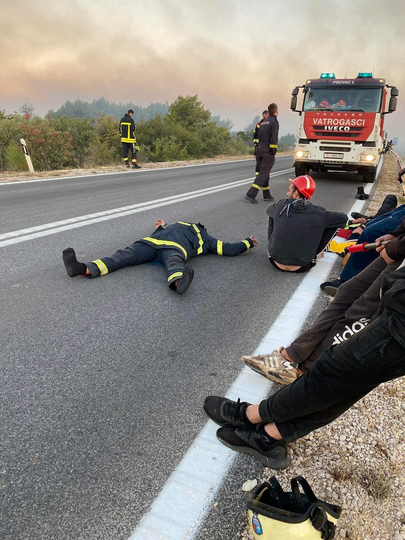vatrogasci odmaraju, pozar kod Zatona, 
zaton sibenik hrvatska
