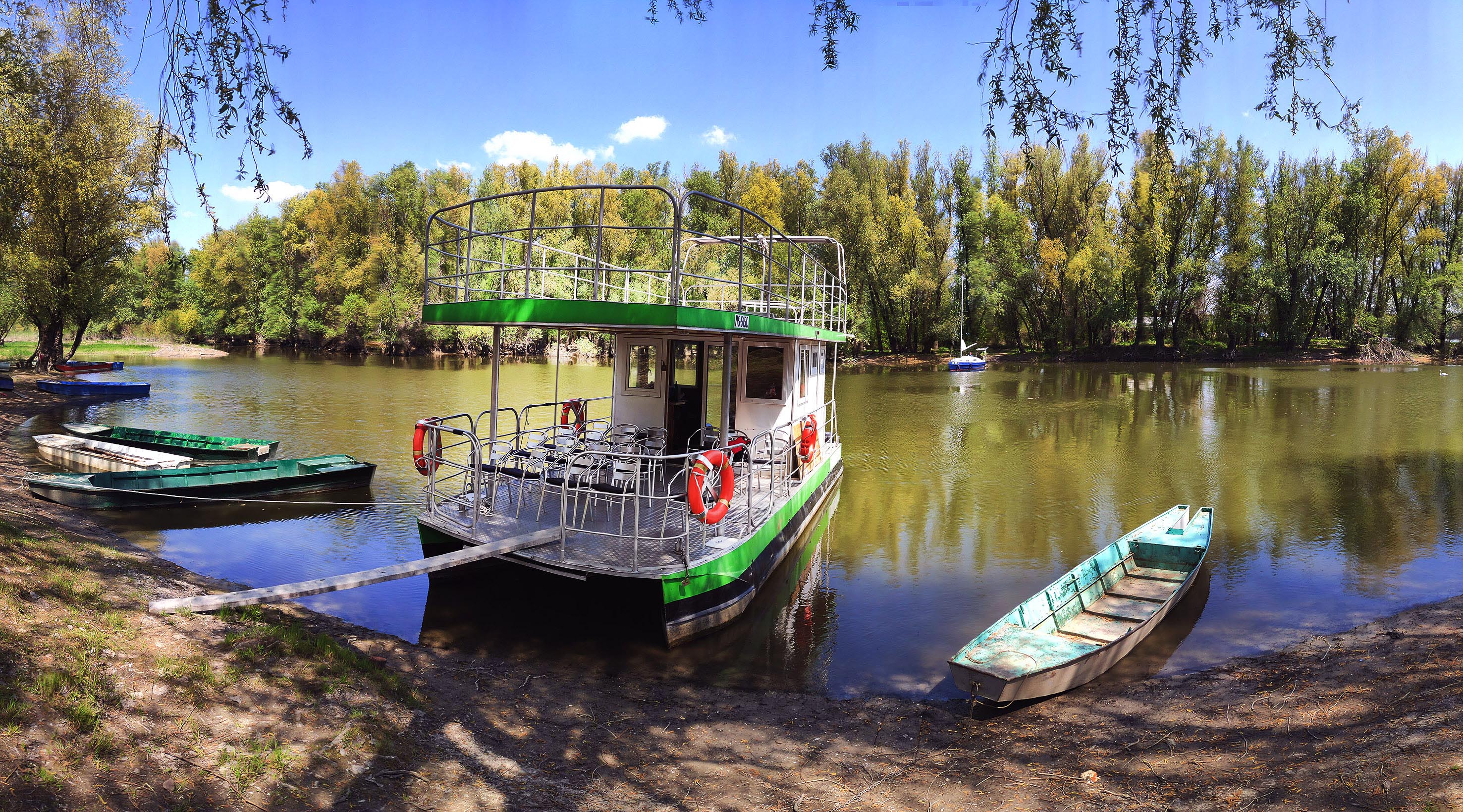 Sremski Karlovci, 24. aprila 2021.  - Danas je u Sremskim Karlovcima otvorena eko-turisticka sezona. Ove subote rezervisana je za aktivnosti na Karlovackom dunavcu, plovidbu Dunavom, uzitak i cas iz ekologije.FOTO TANJUG/ JAROSLAV PAP/ nr