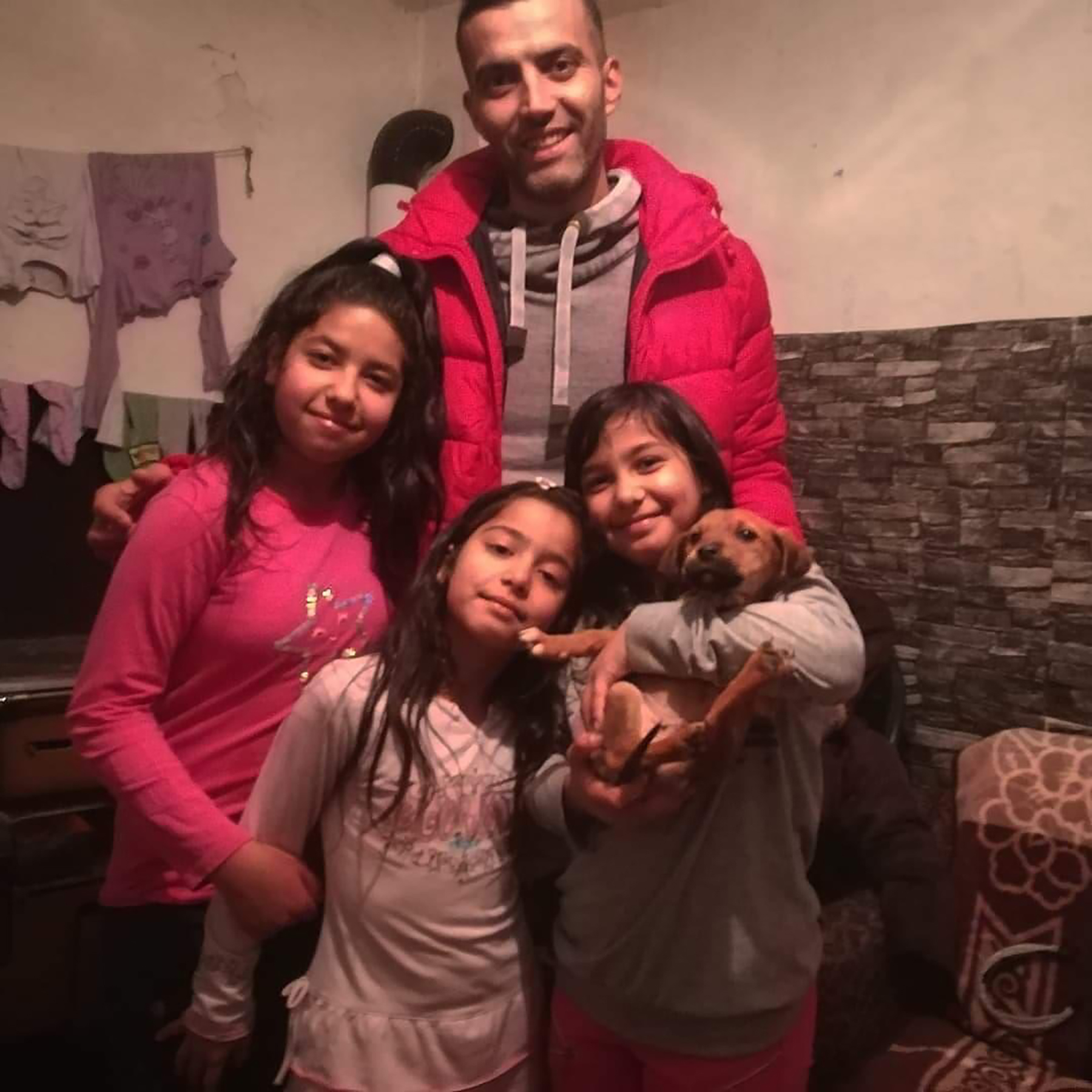 Selo Belanovce nadomak Leskovca ,Samohrana majka Biljana Stamenkovic Arsic je sa cerkama Sofijom(12),Natalijom(9) i najmladjom Lanom(8)