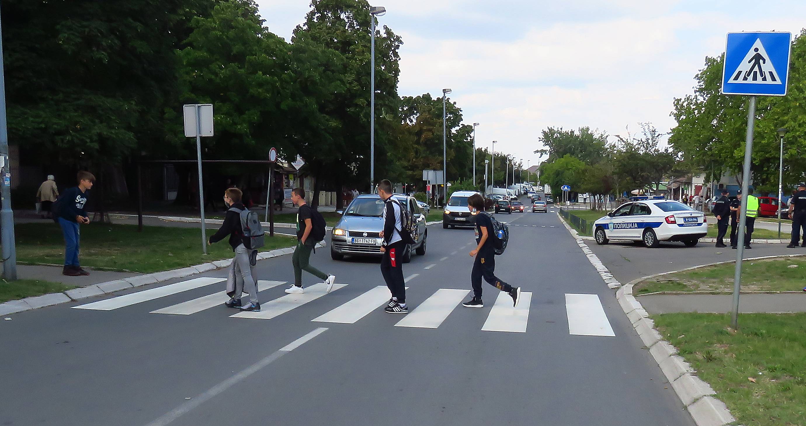 SAOBRACAJ ISPRED SKOLE