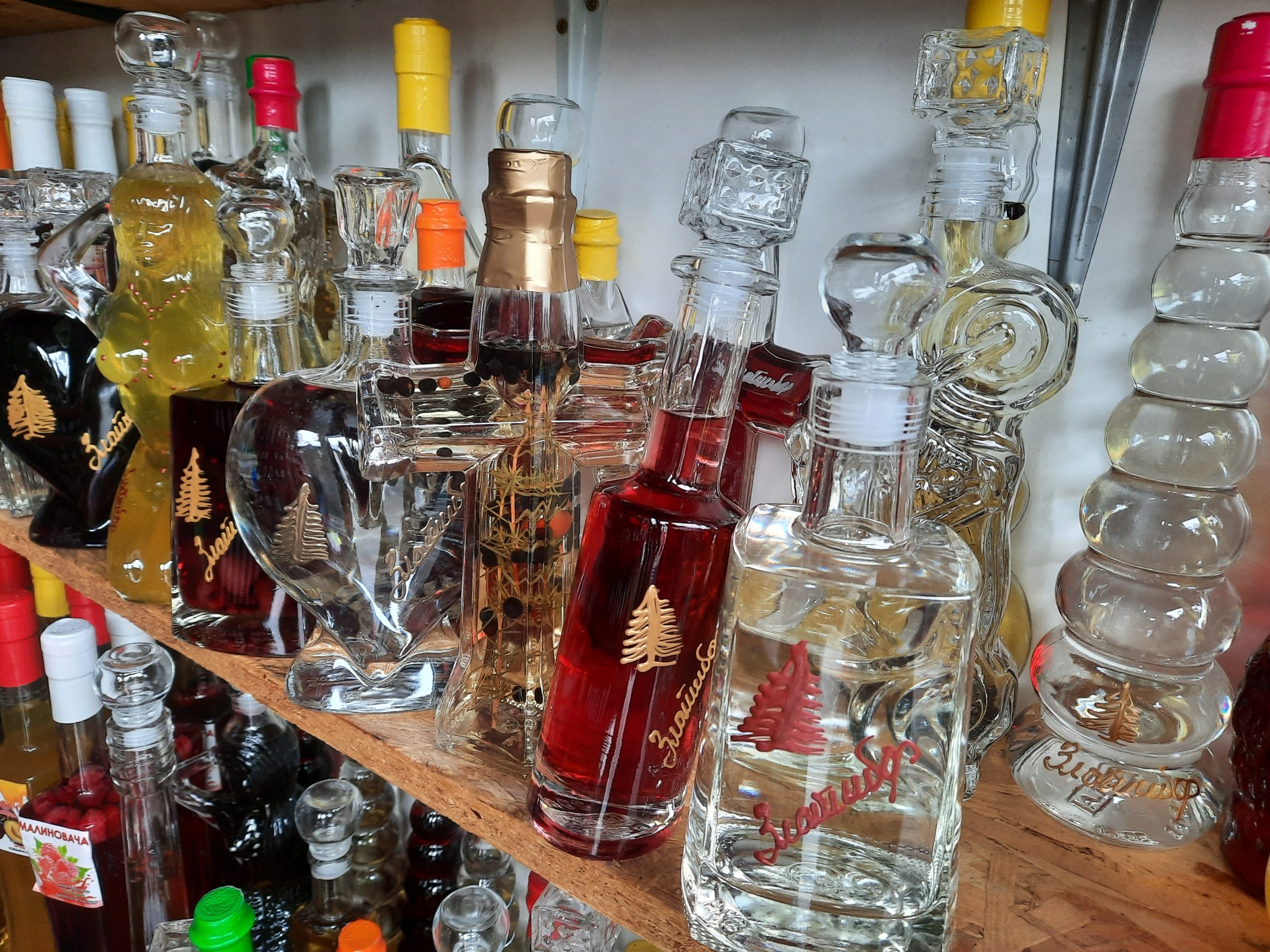 Zlatibor, zlatiborski suveniri, hrana, pršuta, kajmak, kobasice, suhomesnati proizvodi, slatko, rakija, vuna, čarape, džemperi Foto: Slavica Panić/Nova.rs