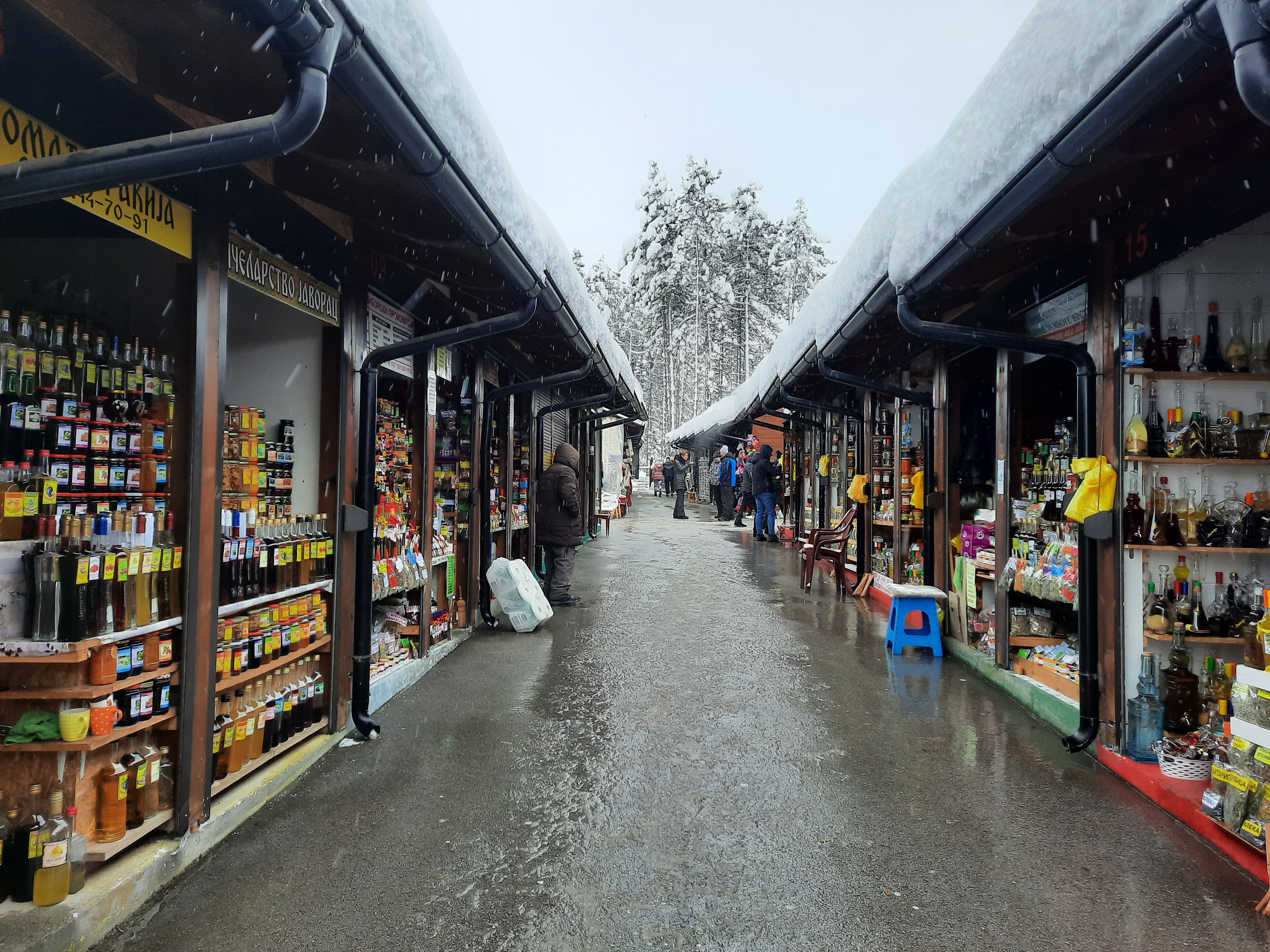 Zlatibor, zlatiborski suveniri, hrana, pršuta, kajmak, kobasice, suhomesnati proizvodi, slatko, rakija, vuna, čarape, džemperi Foto: Slavica Panić/Nova.rs